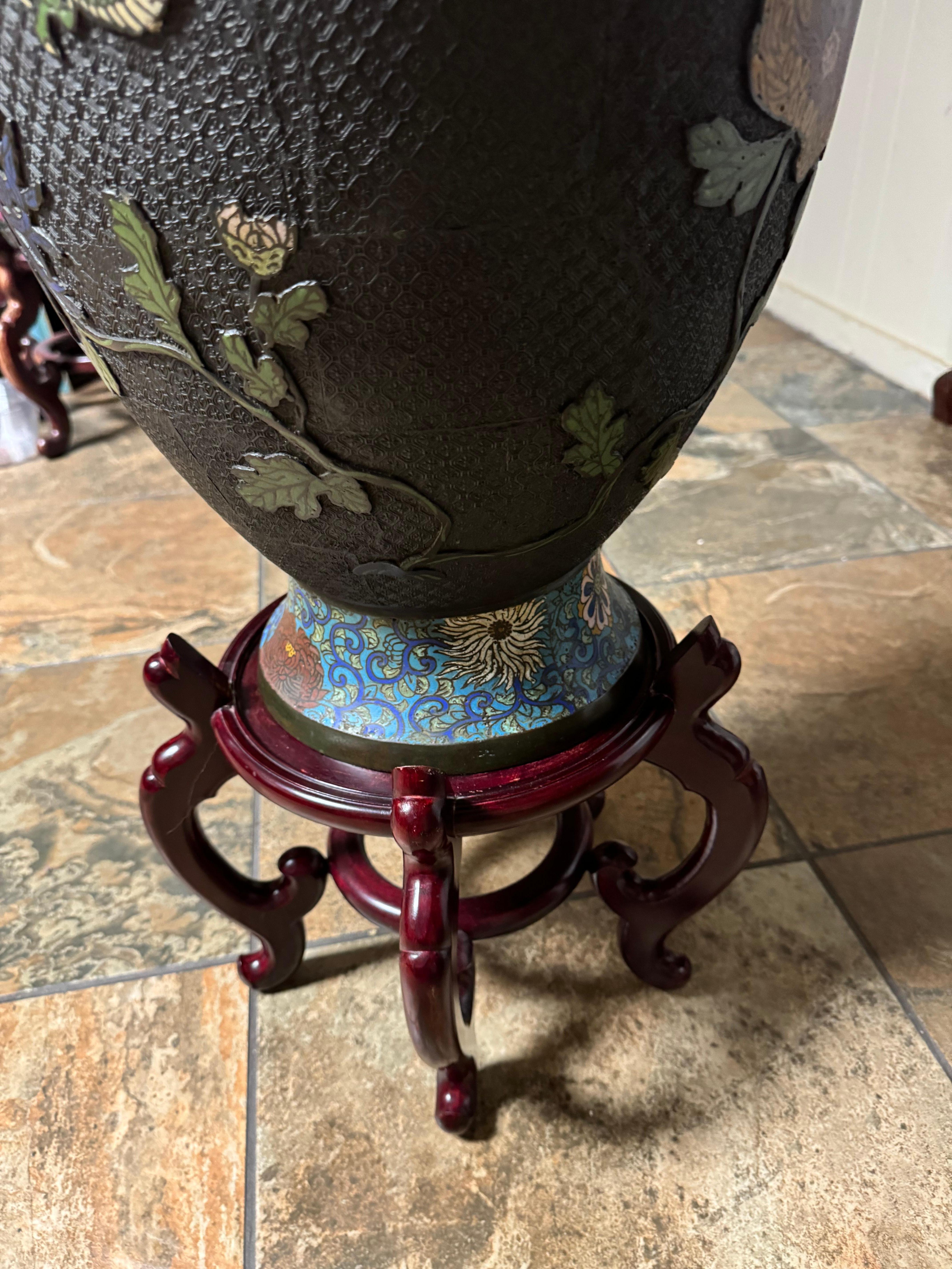Champlevé Vaso orientale Champleve cloisonne Dragons in ottone Bronzo Maniglie a testa di elefante in vendita