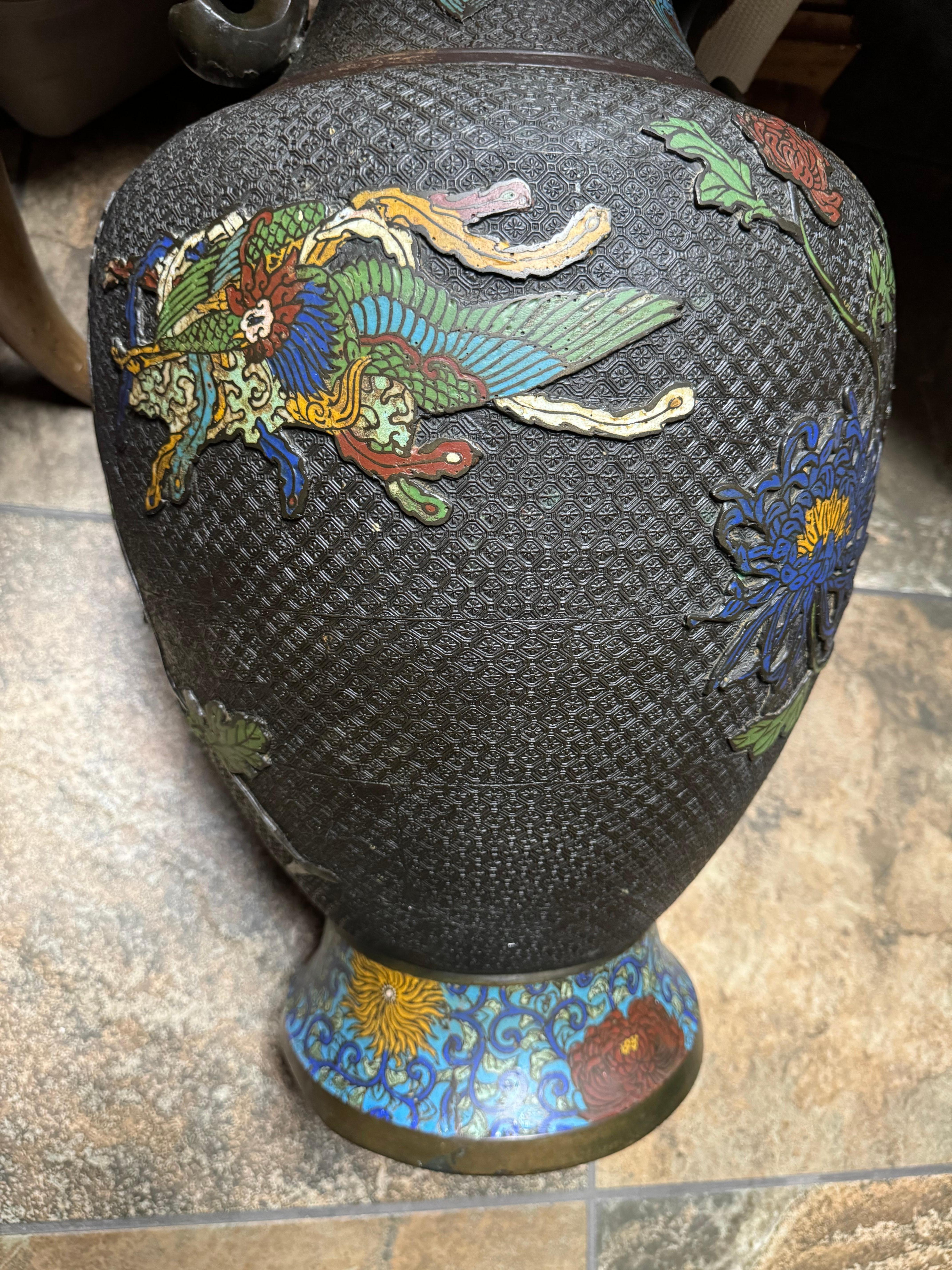 Vaso orientale Champleve cloisonne Dragons in ottone Bronzo Maniglie a testa di elefante in vendita 1