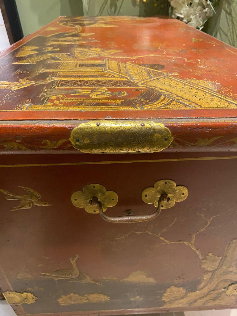 Oriental Chest in Red Lacquered Wood and Gold For Sale at 1stDibs