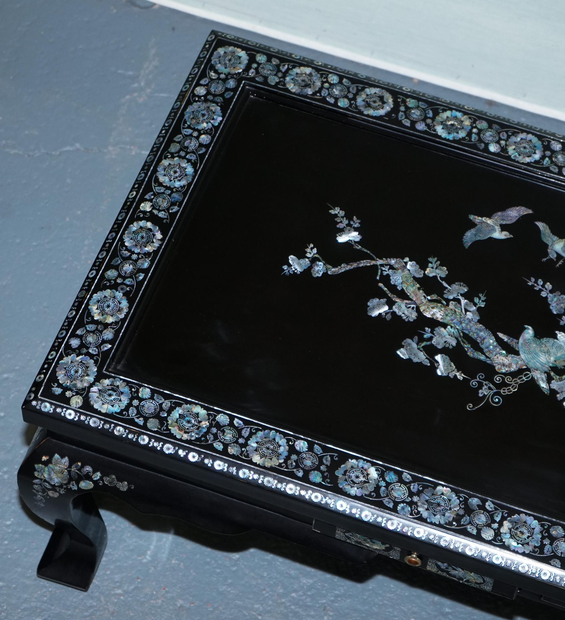 ORIENTALER CHINESISCHER SCHWARZER LACQUER-KOFFEETISCH MIT PERLENMUTTER UND ZWEI SCHUBFÄCHERN im Angebot 4