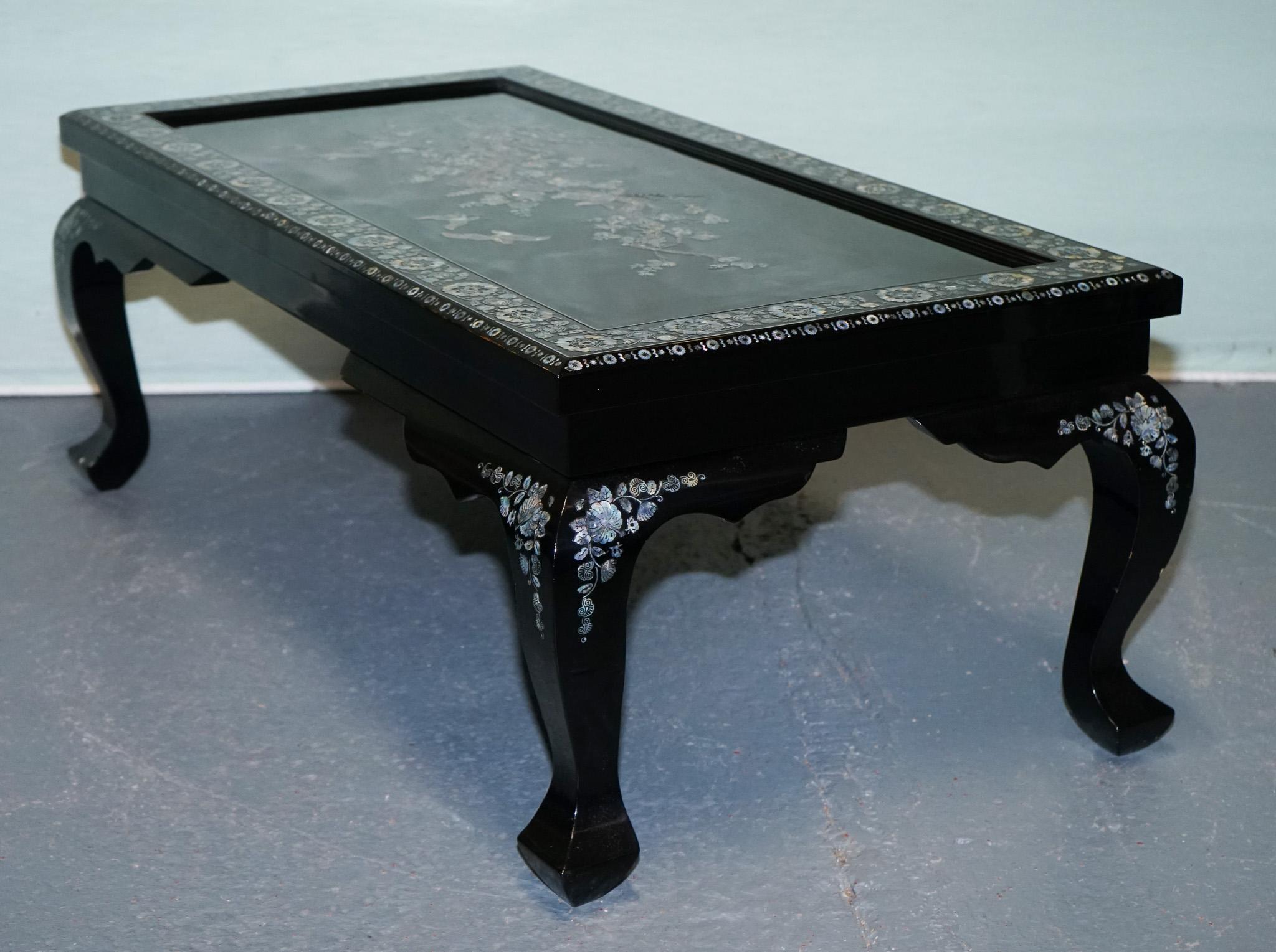 ORIENTALER CHINESISCHER SCHWARZER LACQUER-KOFFEETISCH MIT PERLENMUTTER UND ZWEI SCHUBFÄCHERN im Angebot 6