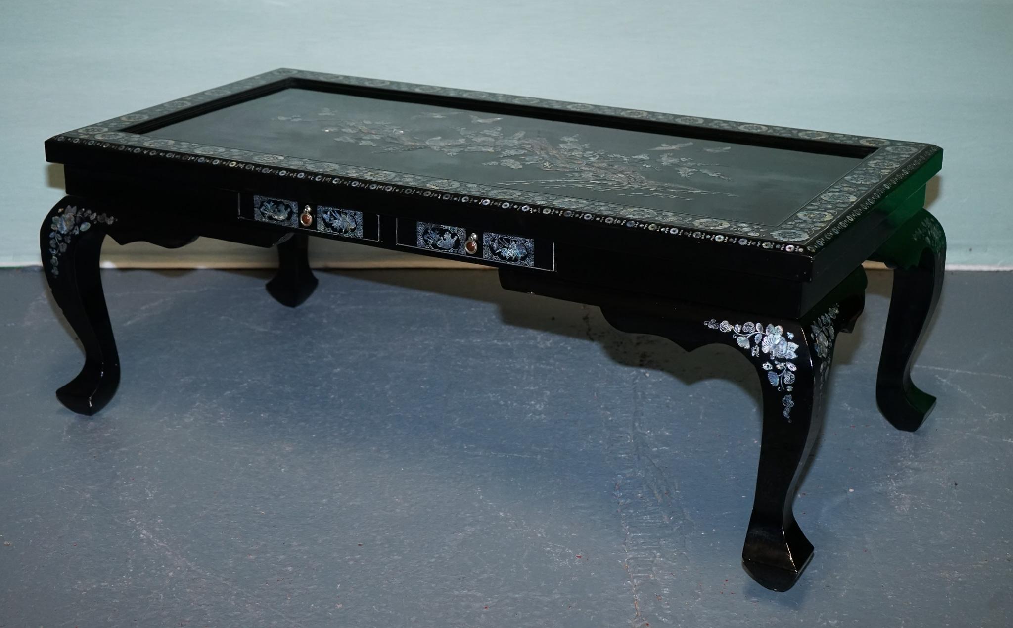 ORIENTALER CHINESISCHER SCHWARZER LACQUER-KOFFEETISCH MIT PERLENMUTTER UND ZWEI SCHUBFÄCHERN im Angebot 7