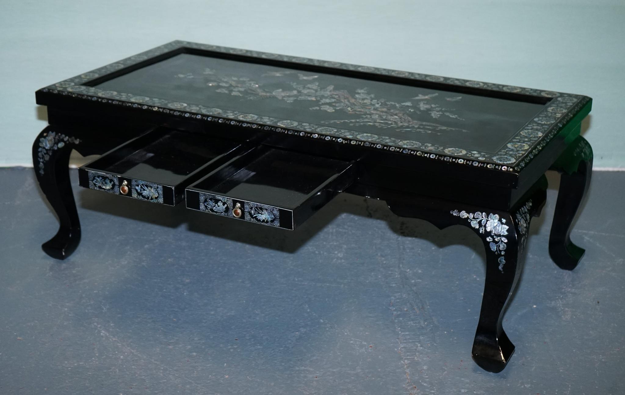ORIENTALER CHINESISCHER SCHWARZER LACQUER-KOFFEETISCH MIT PERLENMUTTER UND ZWEI SCHUBFÄCHERN (Chinesisch) im Angebot