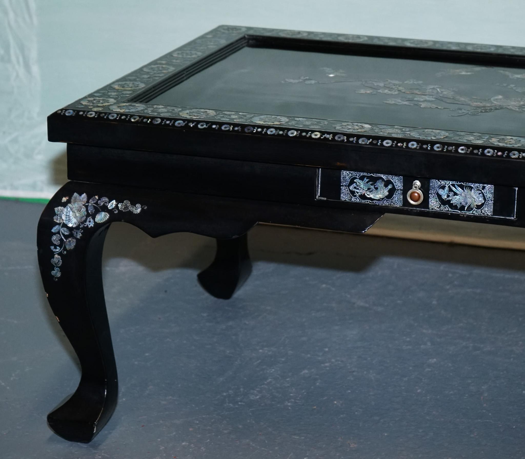 ORIENTALER CHINESISCHER SCHWARZER LACQUER-KOFFEETISCH MIT PERLENMUTTER UND ZWEI SCHUBFÄCHERN (20. Jahrhundert) im Angebot