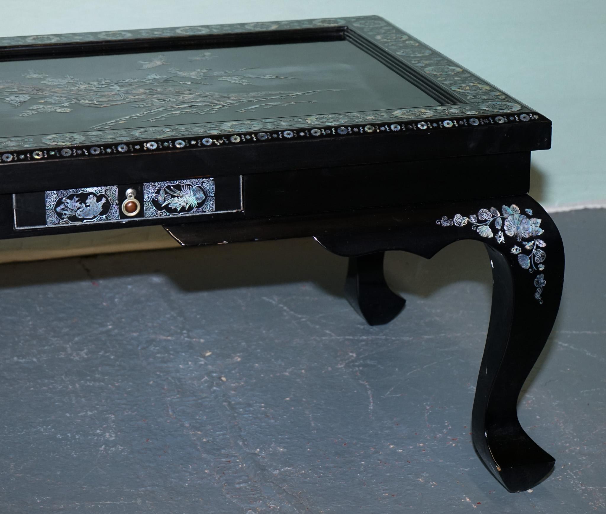 ORIENTALER CHINESISCHER SCHWARZER LACQUER-KOFFEETISCH MIT PERLENMUTTER UND ZWEI SCHUBFÄCHERN (Hartholz) im Angebot