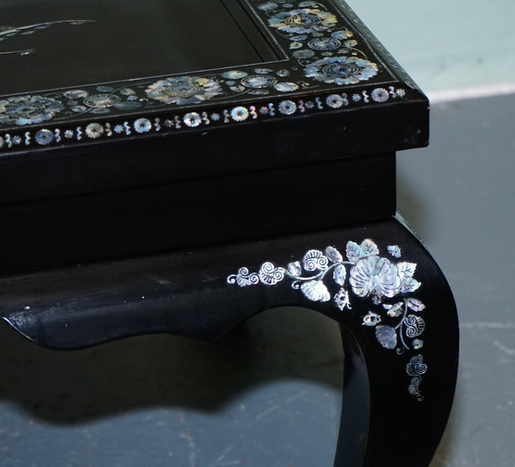 ORIENTALER CHINESISCHER SCHWARZER LACQUER-KOFFEETISCH MIT PERLENMUTTER UND ZWEI SCHUBFÄCHERN im Angebot 1