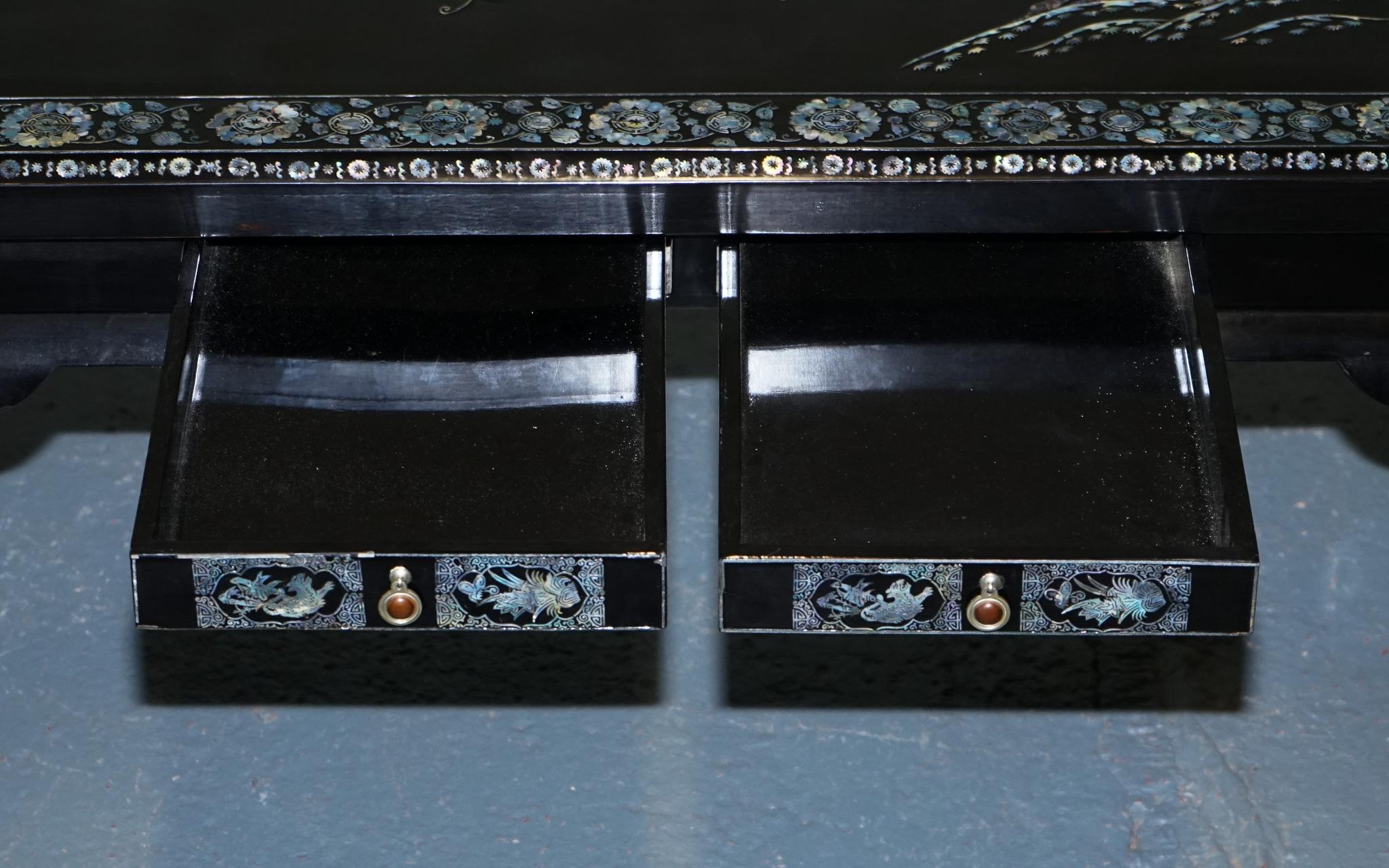 ORIENTALER CHINESISCHER SCHWARZER LACQUER-KOFFEETISCH MIT PERLENMUTTER UND ZWEI SCHUBFÄCHERN im Angebot 2