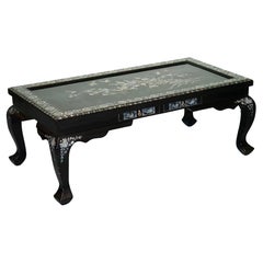 ORIENTALER CHINESISCHER SCHWARZER LACQUER-KOFFEETISCH MIT PERLENMUTTER UND ZWEI SCHUBFÄCHERN