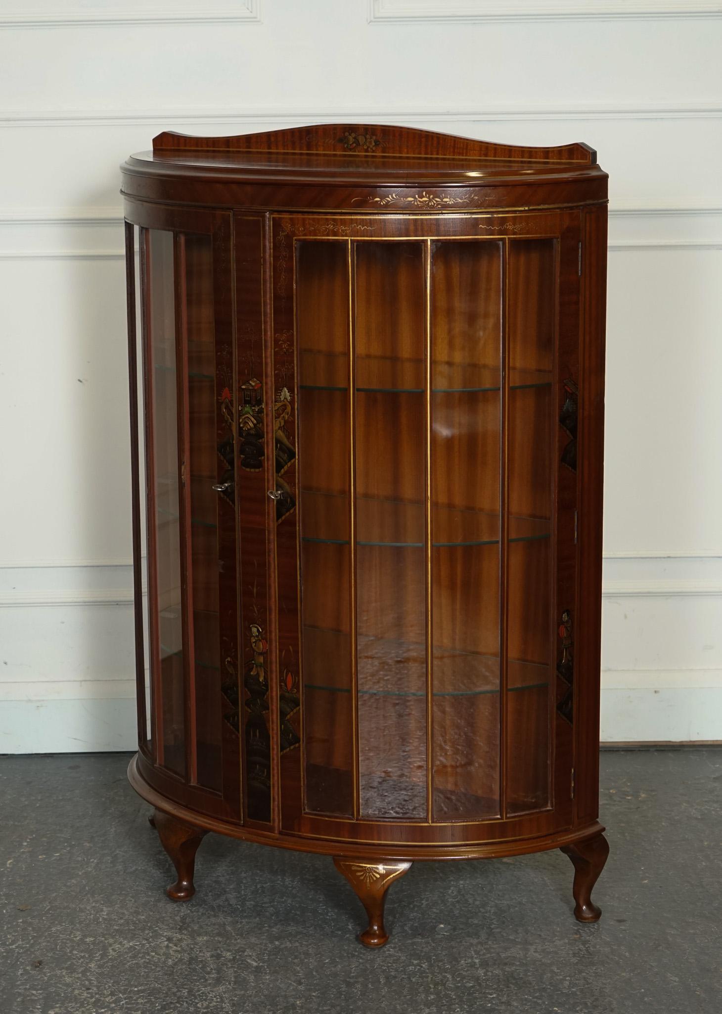 Antigüedades de Londres



Estamos encantados de poner a la venta esta vitrina oriental china enana con estantes de cristal.

 Un mueble pequeño y elegante que suele utilizarse para exponer objetos decorativos o de colección. Presenta un distintivo