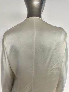 Conjunto de dos piezas de estilo oriental chino, con cuello mandarín y tejido sedoso, en color amarillo
