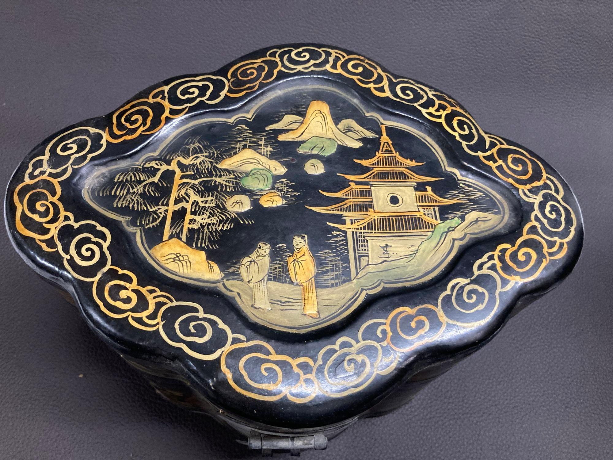Ancienne boîte à couvercle laquée noire et peinte à l'or fin en Chine, années 1940.
Grande boîte à thé asiatique en laque noire chinoise avec de nombreuses figures et des détails dorés.
Boîte chinoise en laque noire et peinture dorée, destinée à