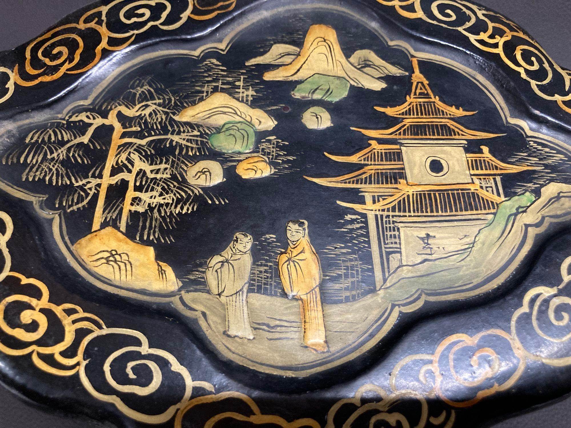 Exportation chinoise Boîte octogonale chinoise orientale laquée noire, peinte et dorée, années 1940 en vente