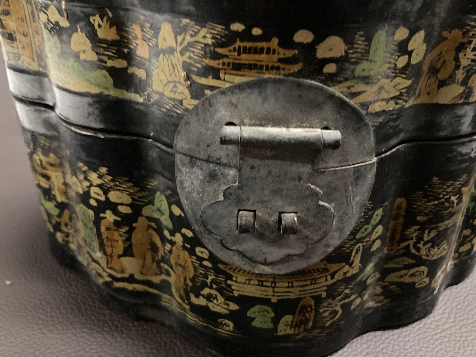 Chinois Boîte octogonale chinoise orientale laquée noire, peinte et dorée, années 1940 en vente