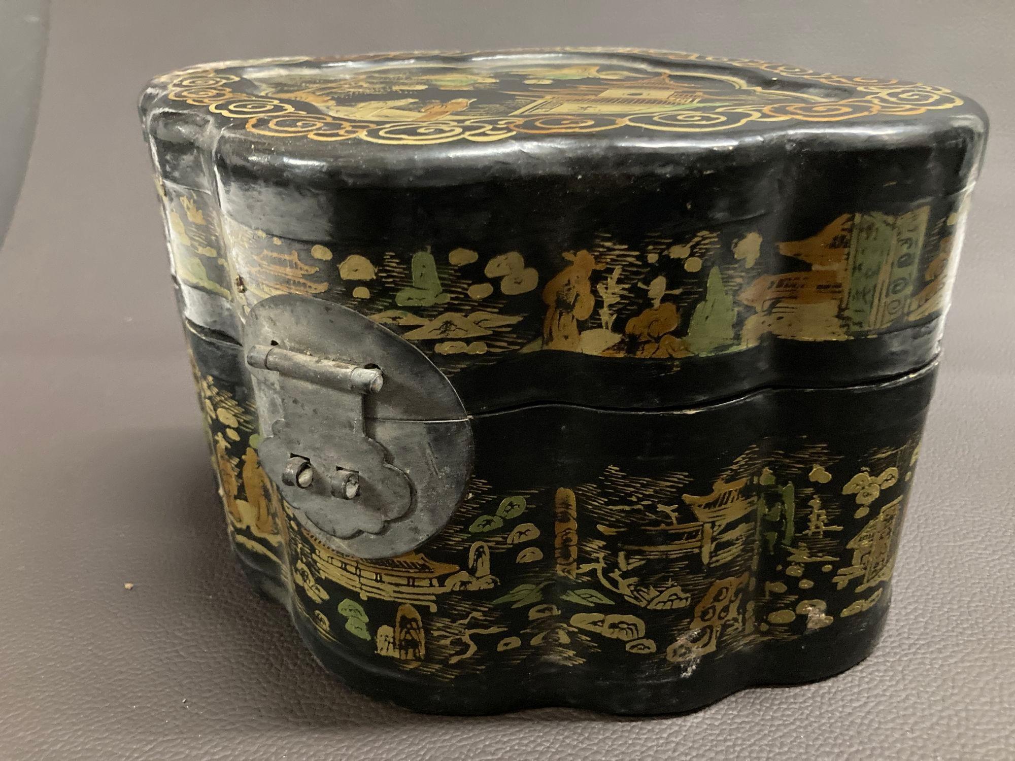 Fait main Boîte octogonale chinoise orientale laquée noire, peinte et dorée, années 1940 en vente
