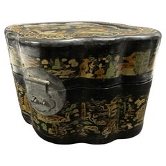 Caja china oriental octogonal lacada en negro y pintada en dorado Década de 1940