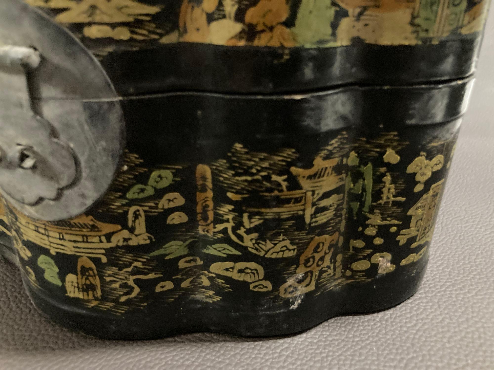 Boîte octogonale chinoise orientale laquée noire, peinte et dorée, années 1940 Bon état - En vente à North Hollywood, CA
