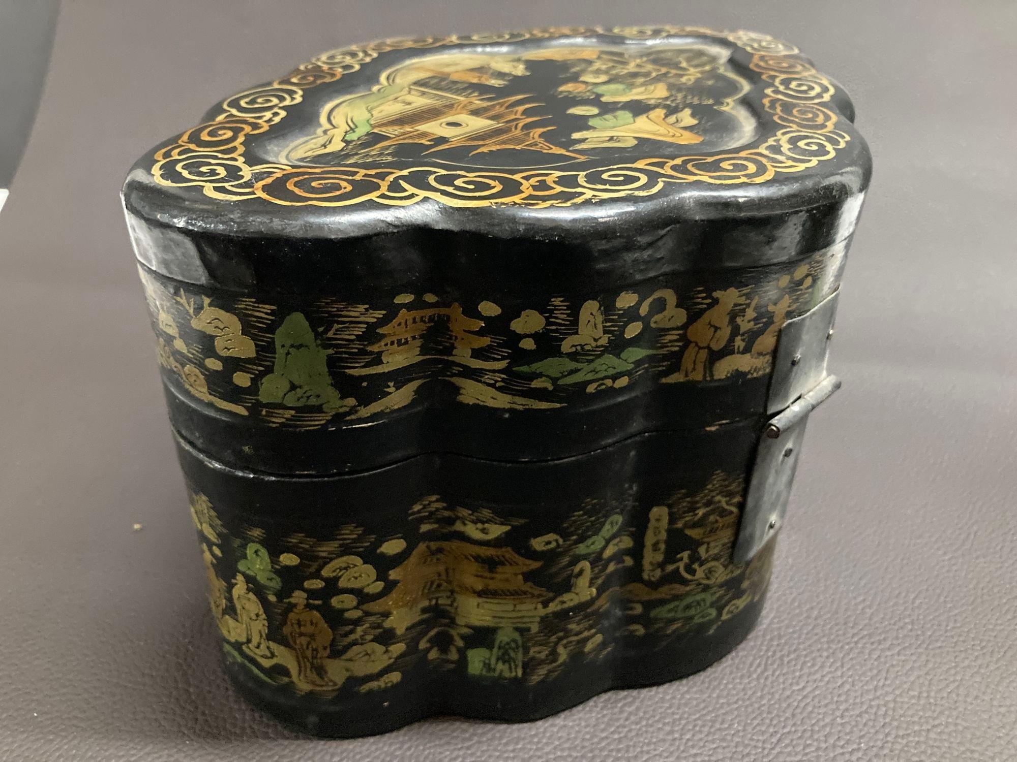 20ième siècle Boîte octogonale chinoise orientale laquée noire, peinte et dorée, années 1940 en vente