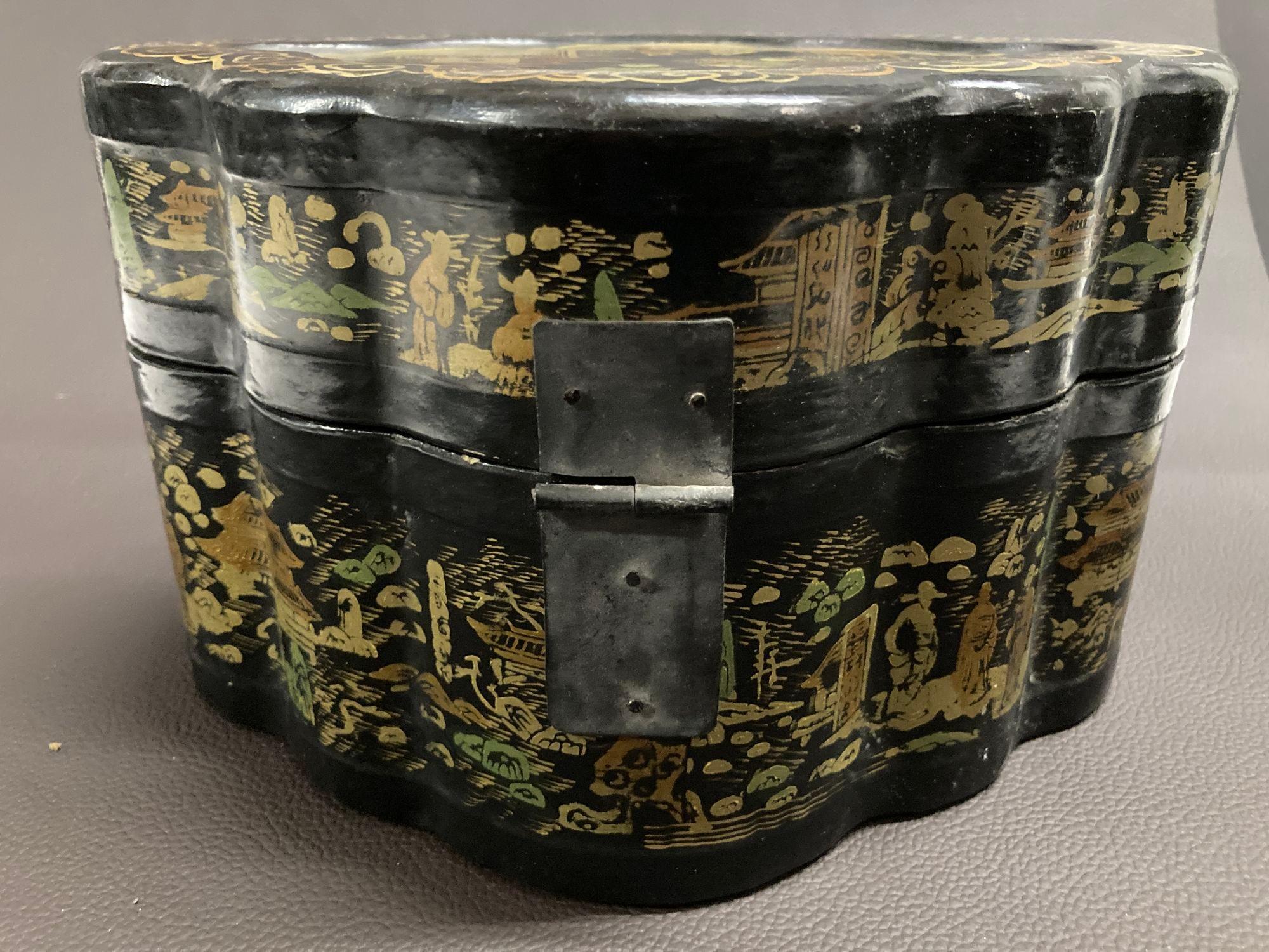 Bois doré Boîte octogonale chinoise orientale laquée noire, peinte et dorée, années 1940 en vente
