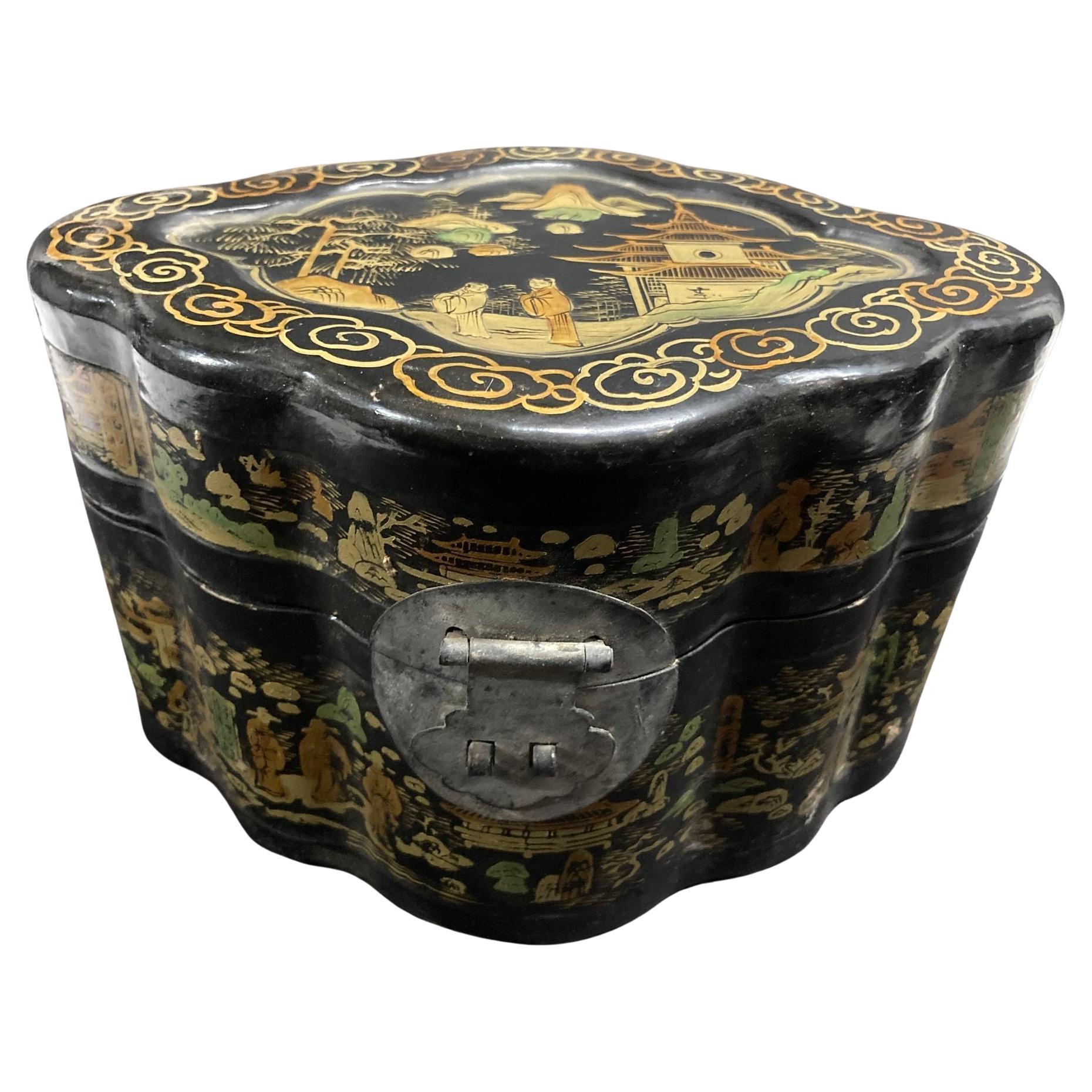 Caja china oriental octogonal lacada en negro y pintada en dorado Década de 1940