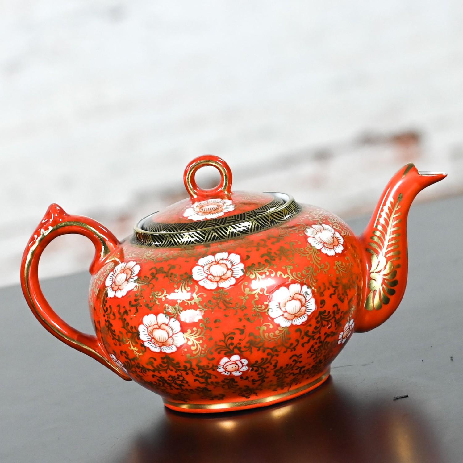 Porcelaine Service à thé chinois oriental en porcelaine rouge et or peint à la main, fabriqué au Japon en vente
