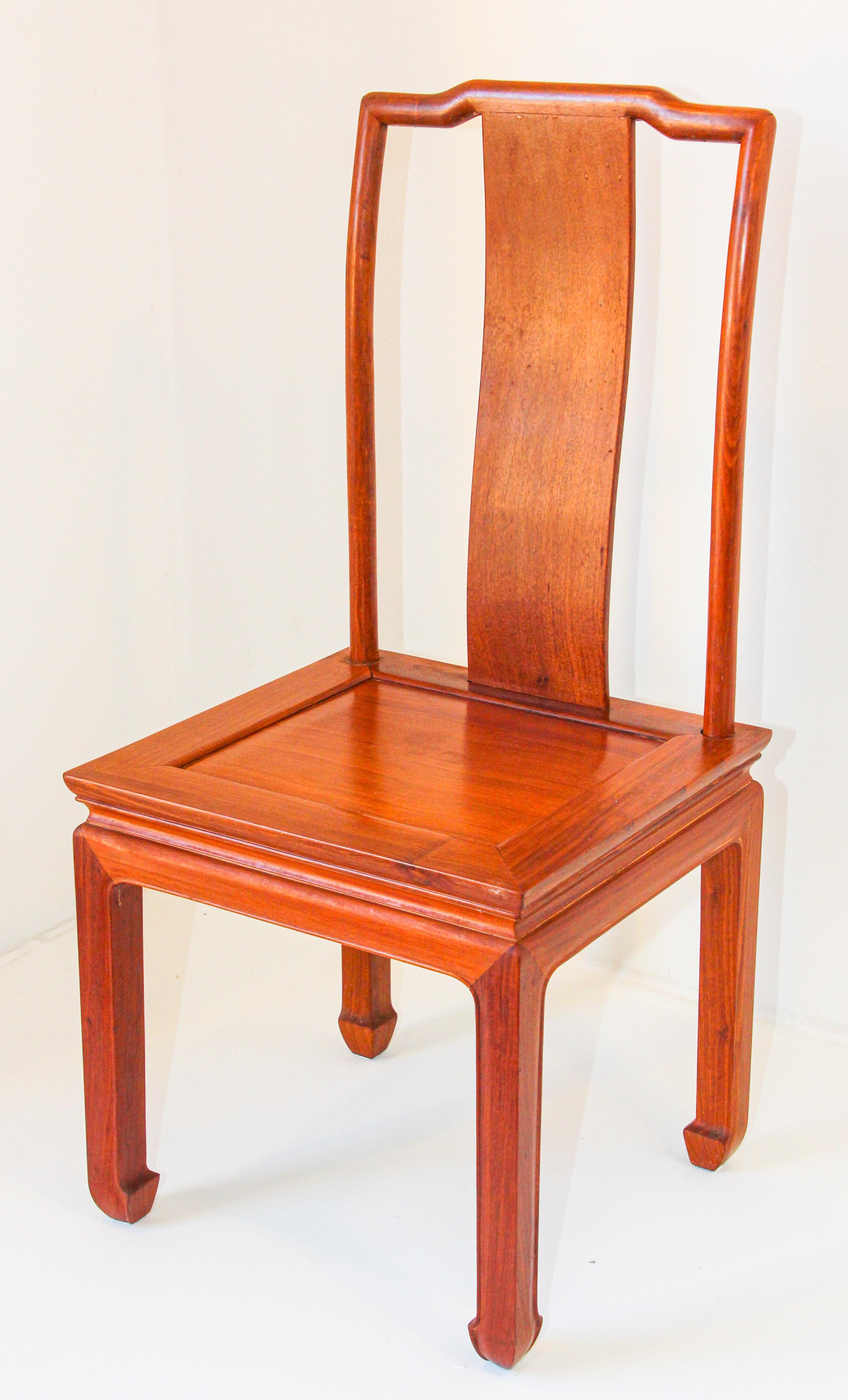 Vintage Asian Chinese Ming style side chair in solid wood.
Handcrafted in Hong Kong.
Great to use as en entry chair, side chair or office chair.
Very good condition.
