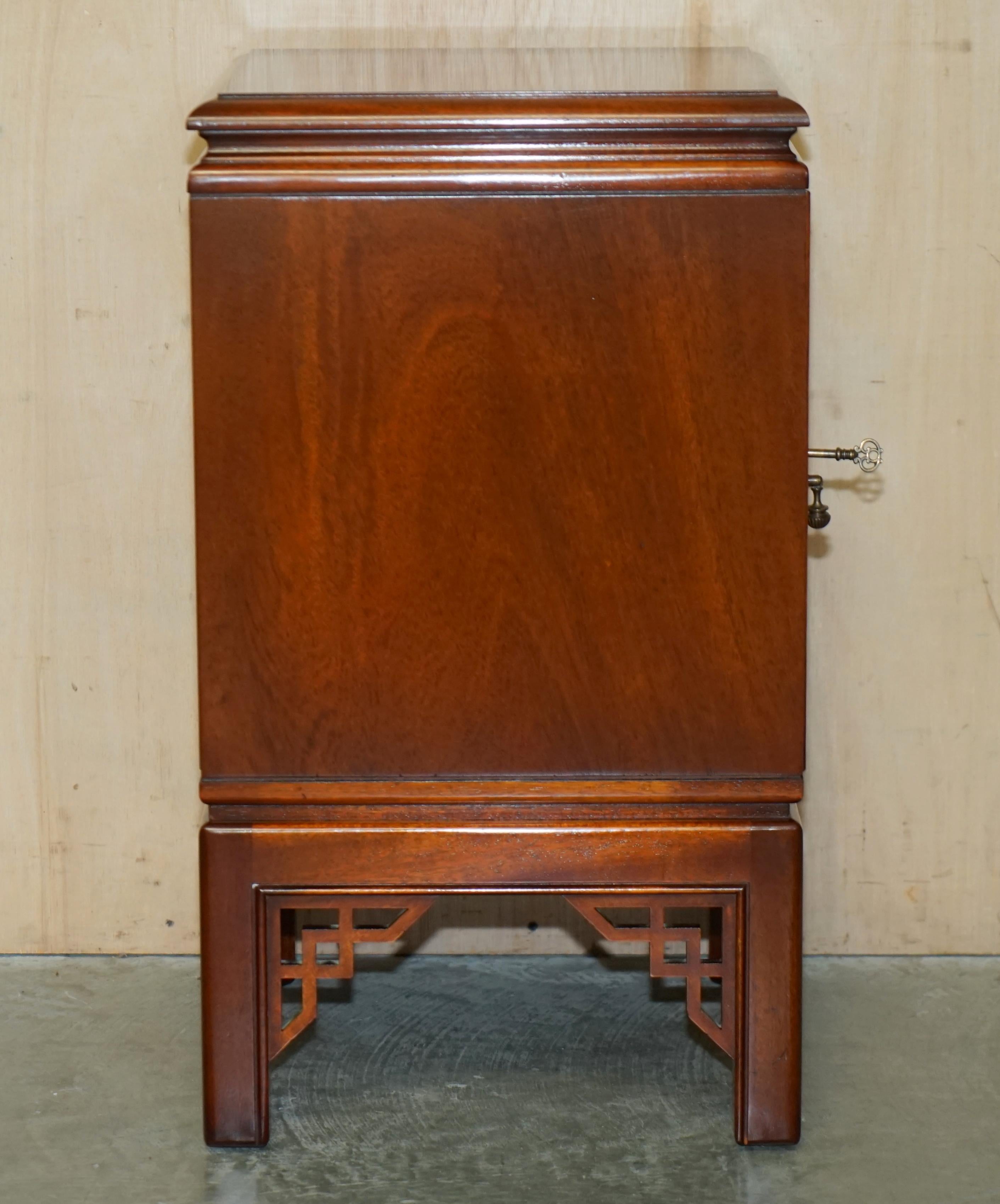 ORIENTAL CHINESE STYLE TEAK SiDE TABLE SIZED CABINET FOR MEDIA BOX STORAGE For Sale 8