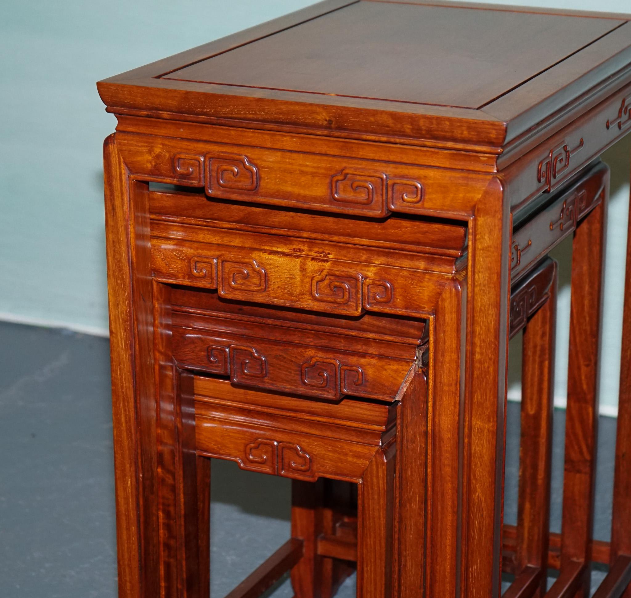 NIDO DI TEAK CINESE ORIENTALE A QUATTRO TAVOLI CON DETTAGLI INCISIVI in vendita 2