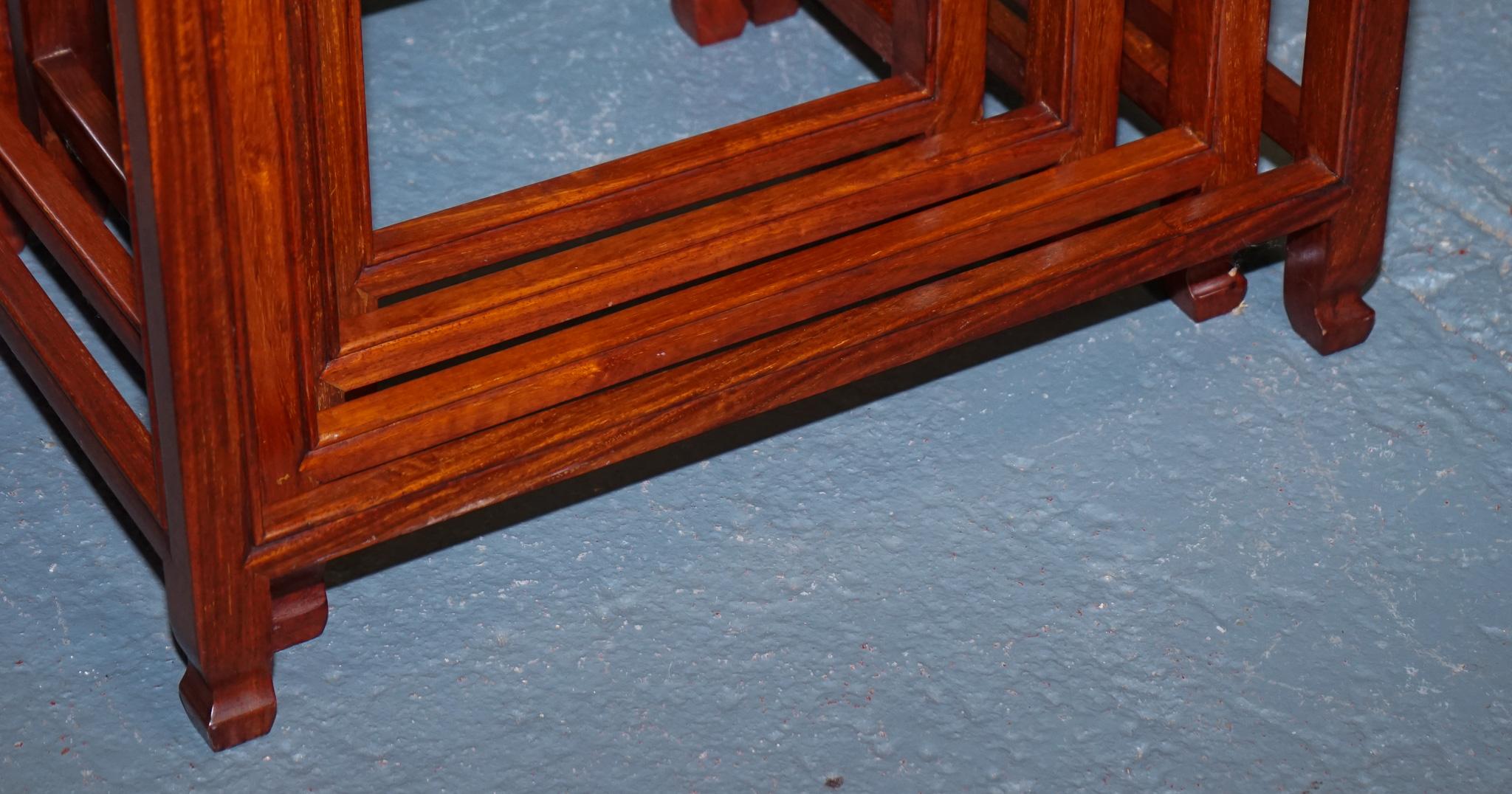 NIDO DI TEAK CINESE ORIENTALE A QUATTRO TAVOLI CON DETTAGLI INCISIVI in vendita 3
