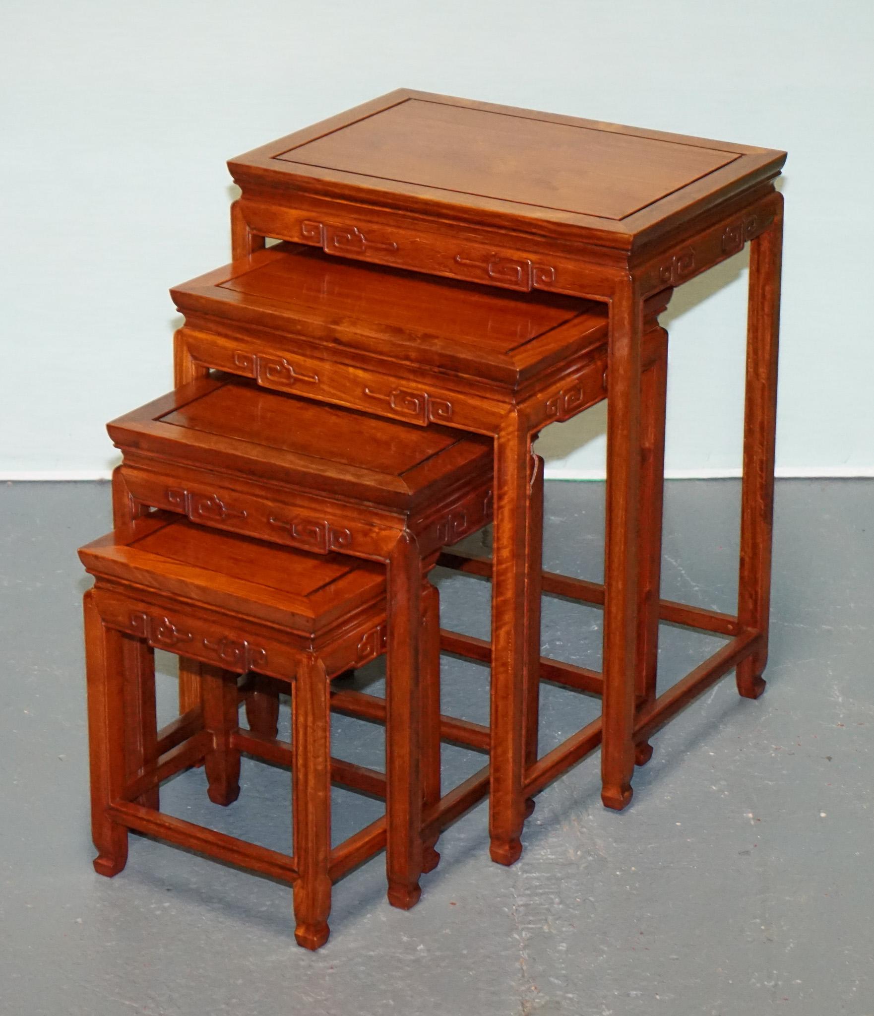 
Antiquariato di Londra



Un nido finemente lavorato di quattro tavolini vintage in legno duro con una calda finitura color miele, disegnati in stile orientale con sottili dettagli intagliati sui bordi e sulle gambe. Ciascun tavolo si incastra