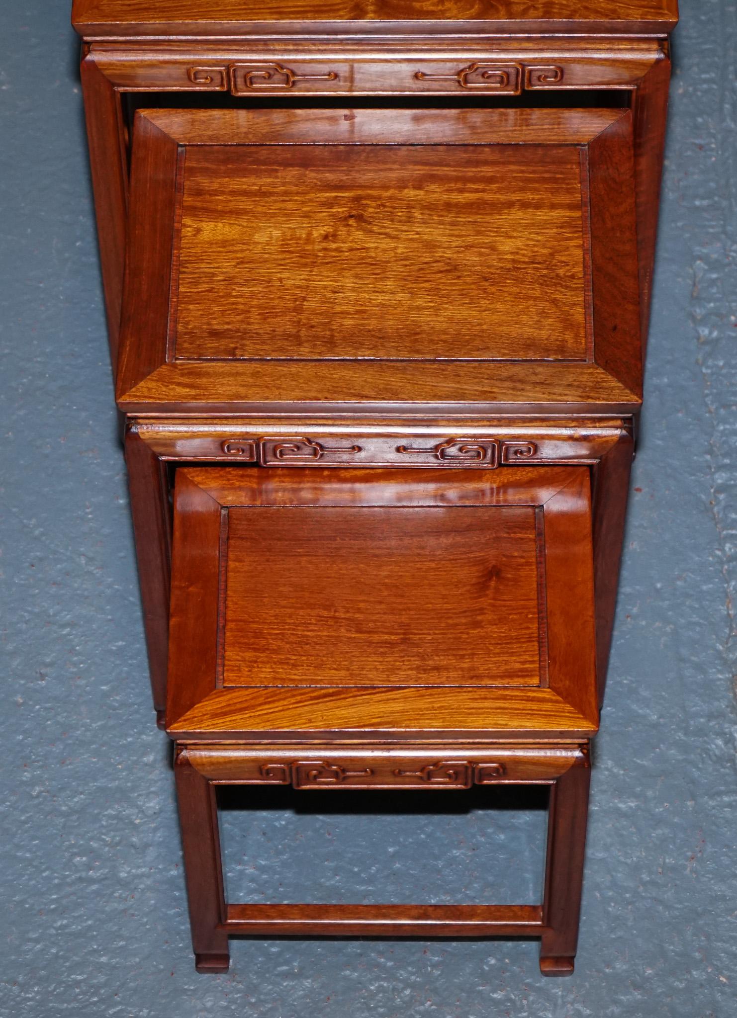 Cinese NIDO DI TEAK CINESE ORIENTALE A QUATTRO TAVOLI CON DETTAGLI INCISIVI in vendita