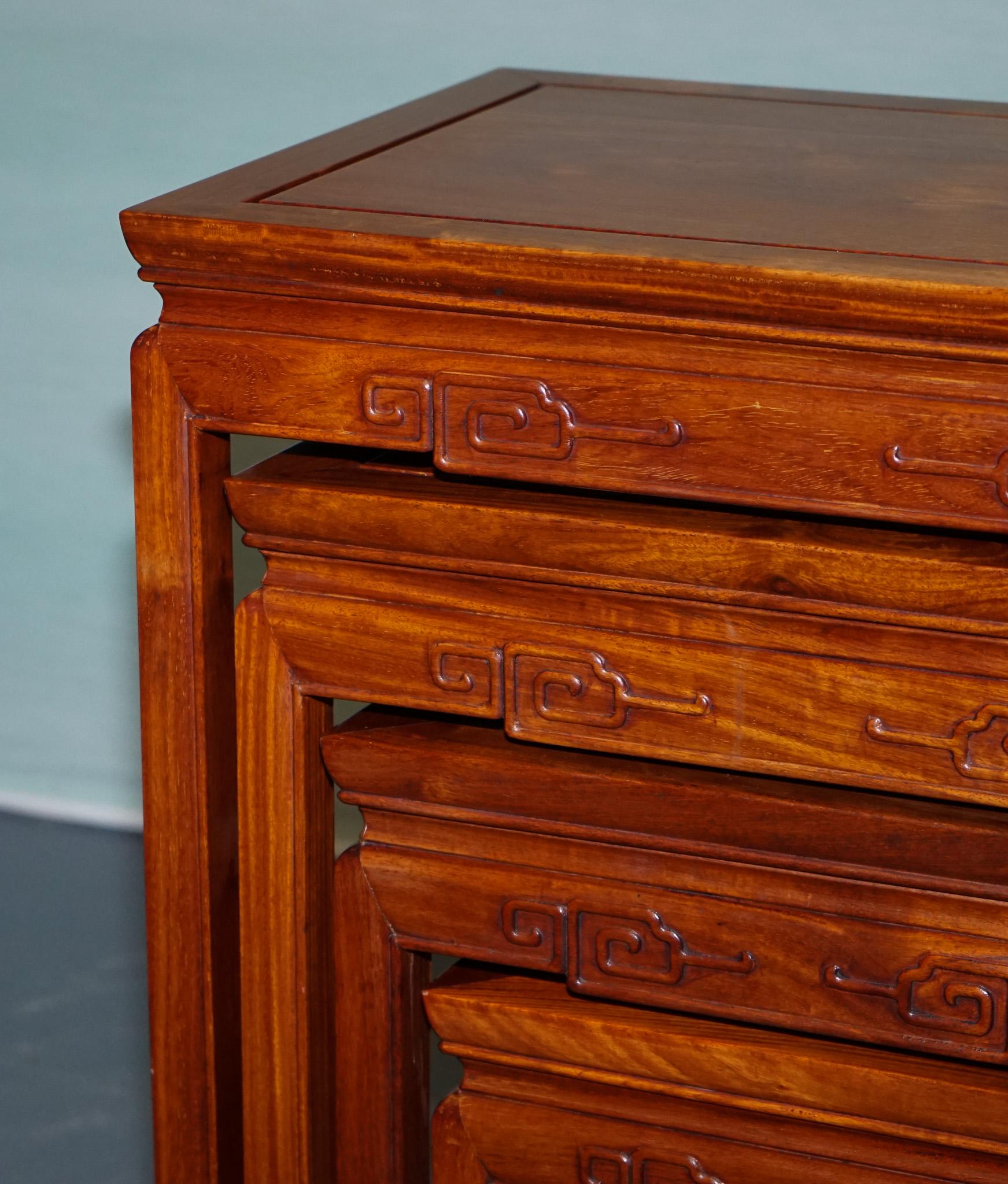 XX secolo NIDO DI TEAK CINESE ORIENTALE A QUATTRO TAVOLI CON DETTAGLI INCISIVI in vendita