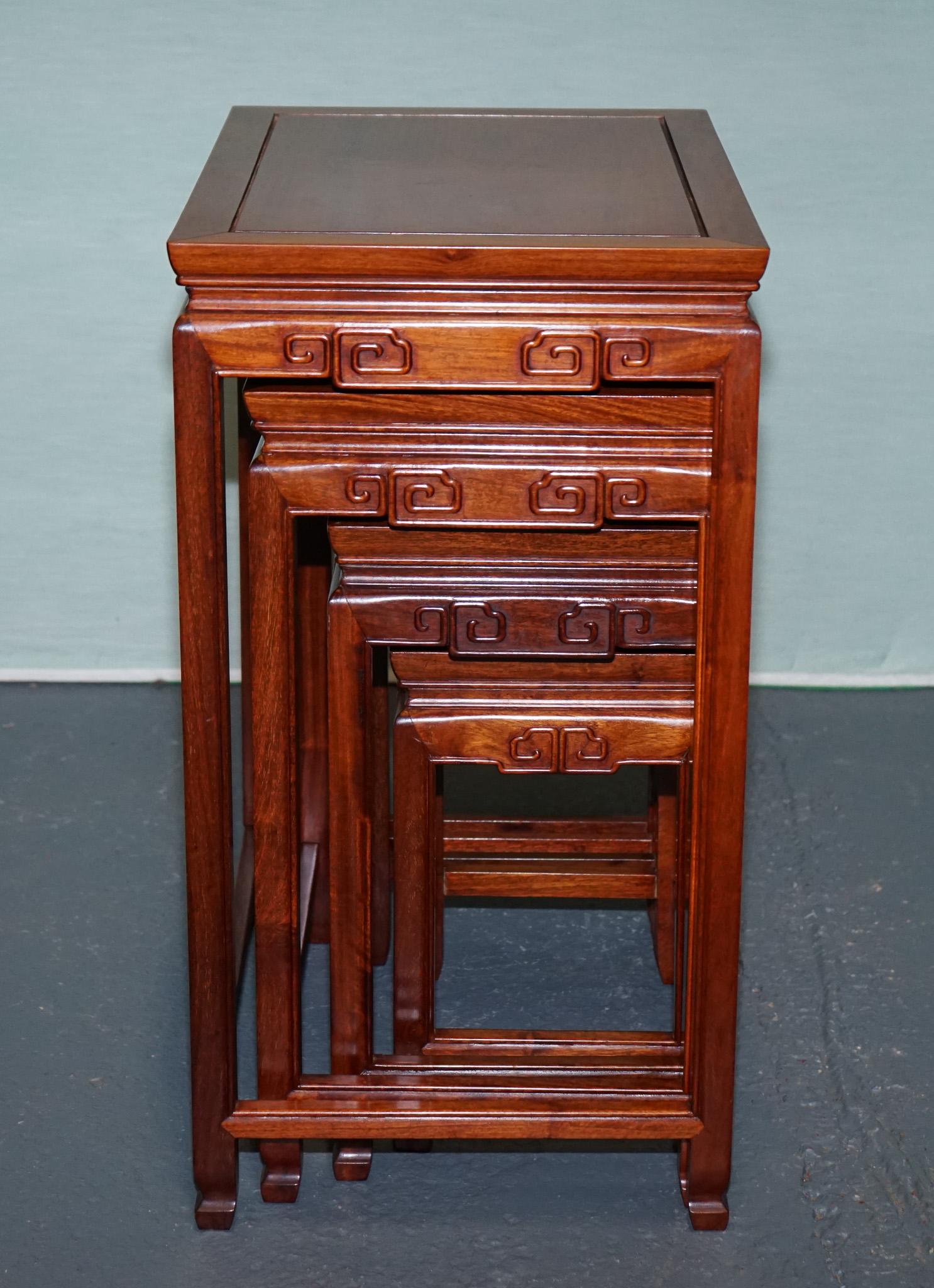 Teak NIDO DI TEAK CINESE ORIENTALE A QUATTRO TAVOLI CON DETTAGLI INCISIVI in vendita