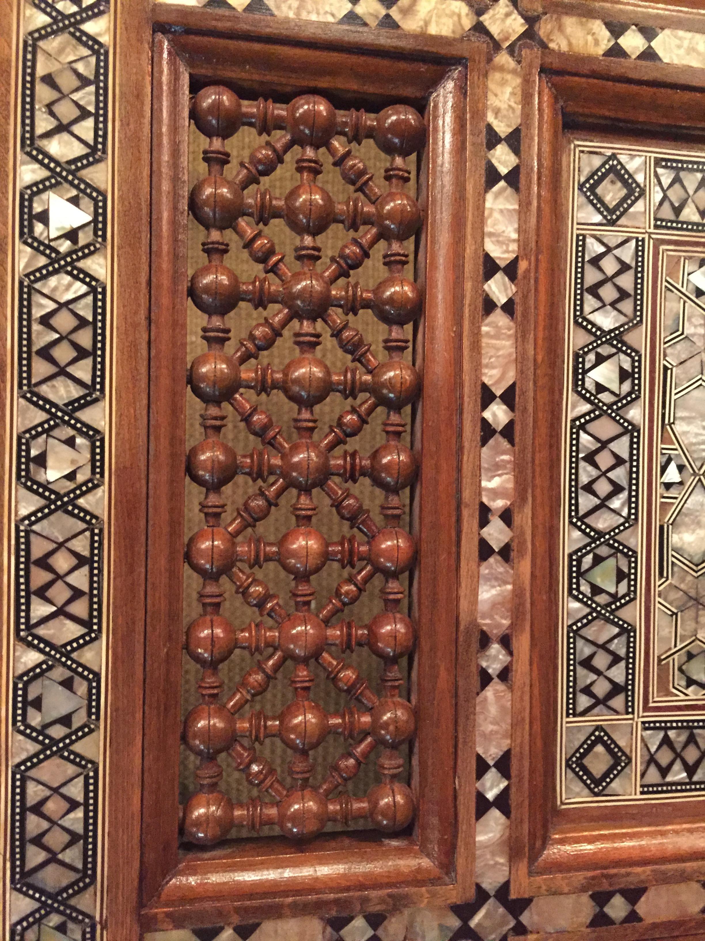 Antiker orientalischer Couchtisch, eingelegt mit feinstem Perlmutt 6