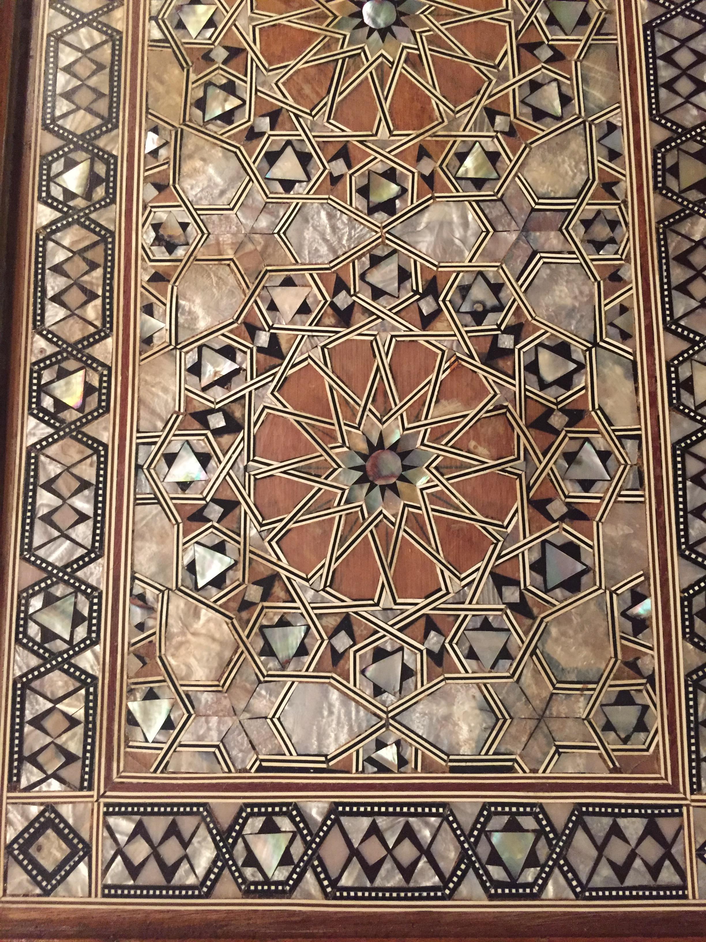 Antiker orientalischer Couchtisch, eingelegt mit feinstem Perlmutt 8