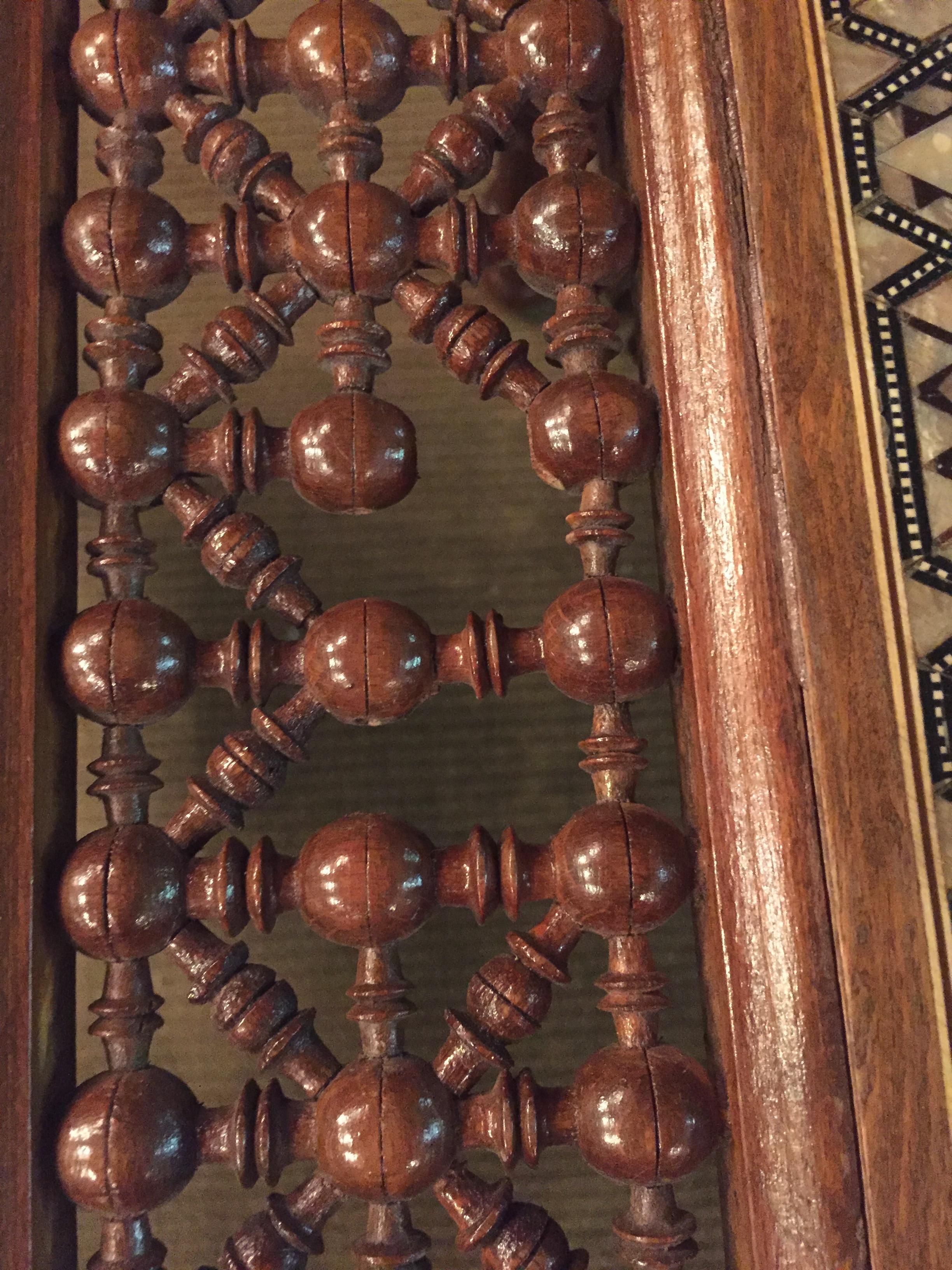 Antiker orientalischer Couchtisch, eingelegt mit feinstem Perlmutt 9
