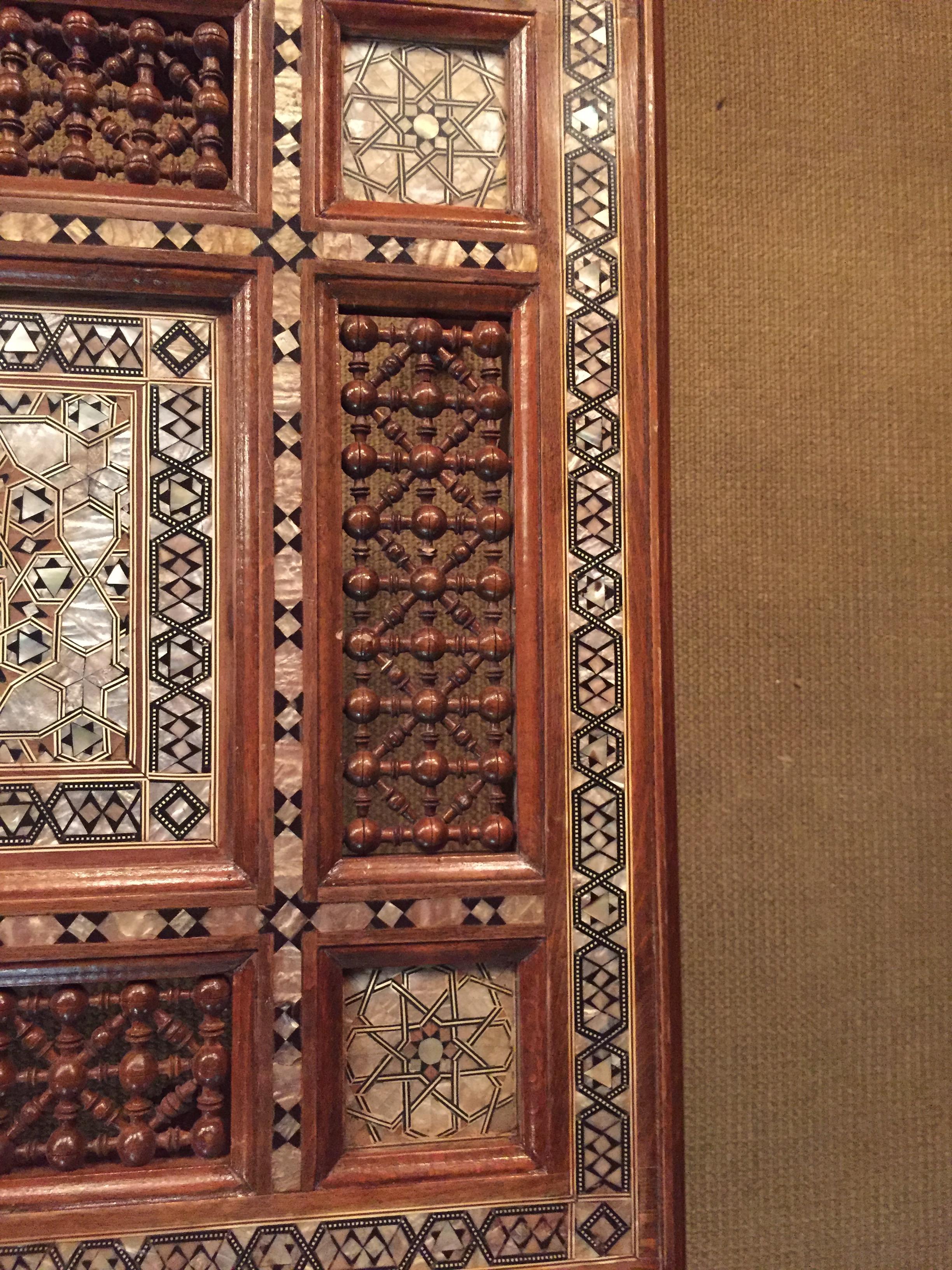 Antiker orientalischer Couchtisch, eingelegt mit feinstem Perlmutt 10