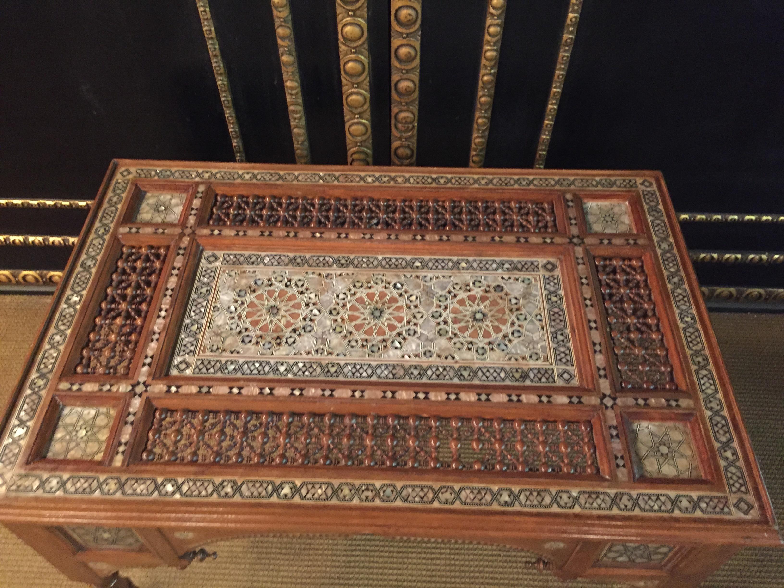 Maghreb Table basse orientale ancienne incrustée de nacre de qualité en vente