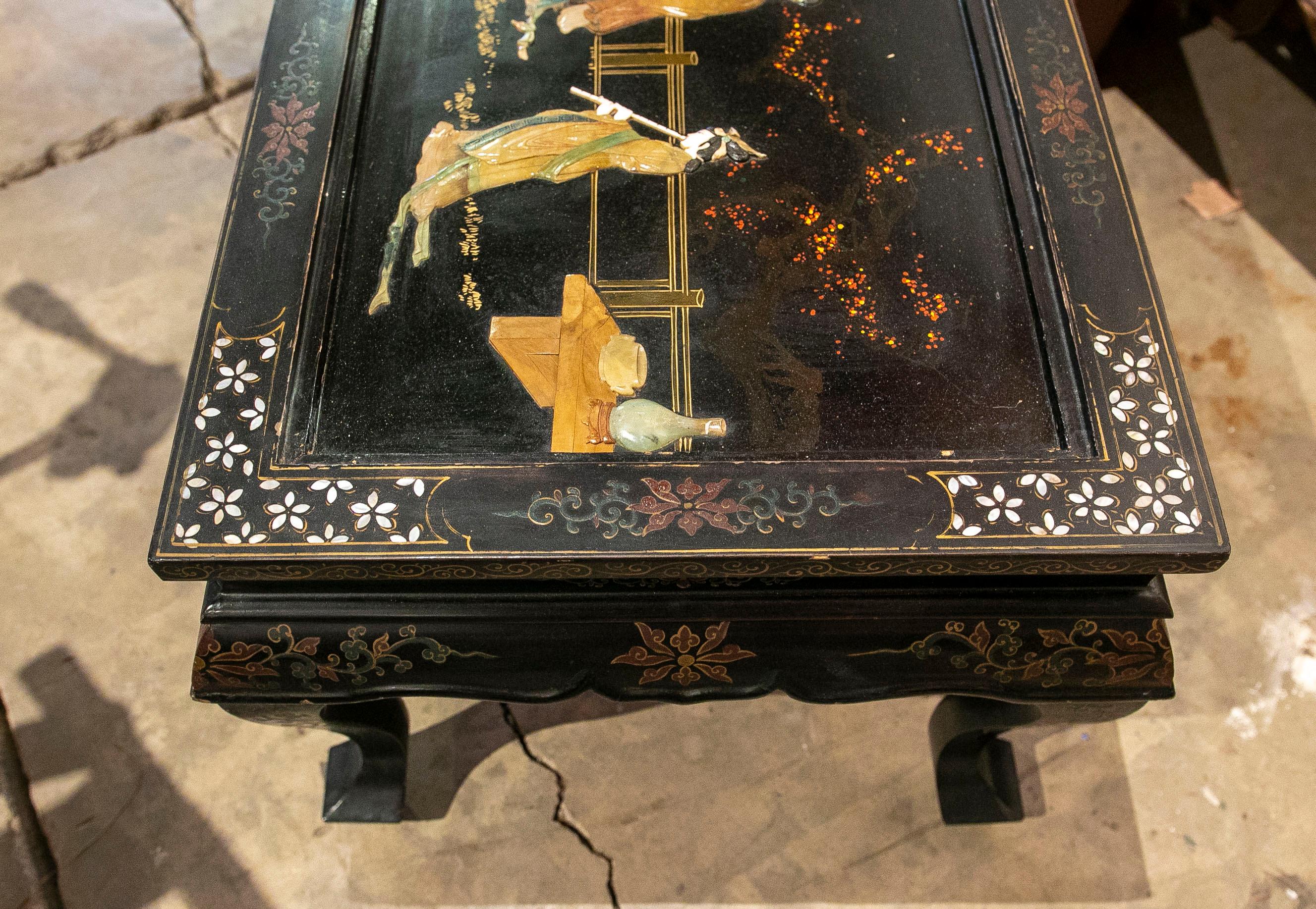 Oriental Coffee Table Lacquered in Black and Decoration of Characters with Stone For Sale 6