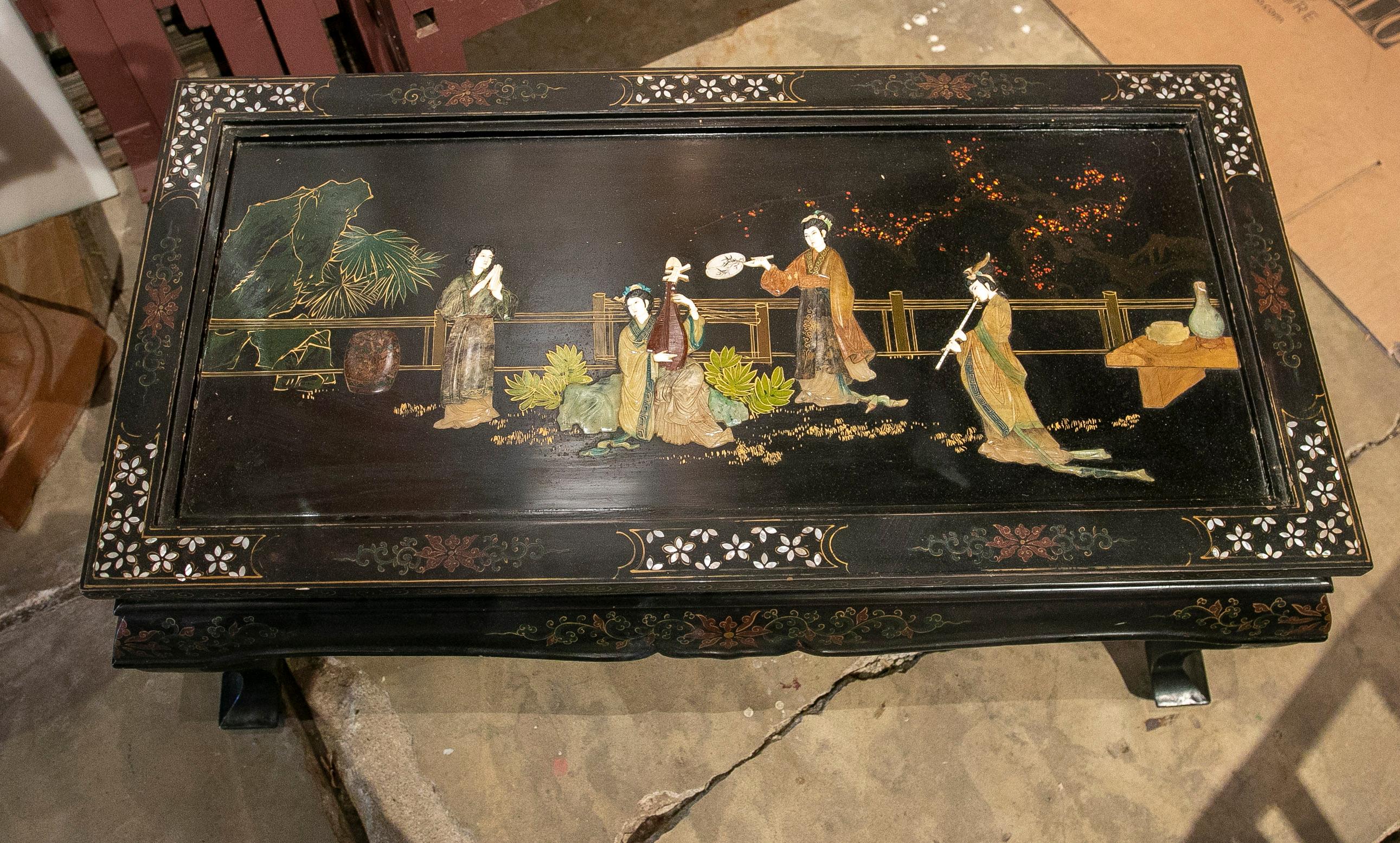 Oriental Coffee Table Lacquered in Black and Decoration of Characters with Stone For Sale 12