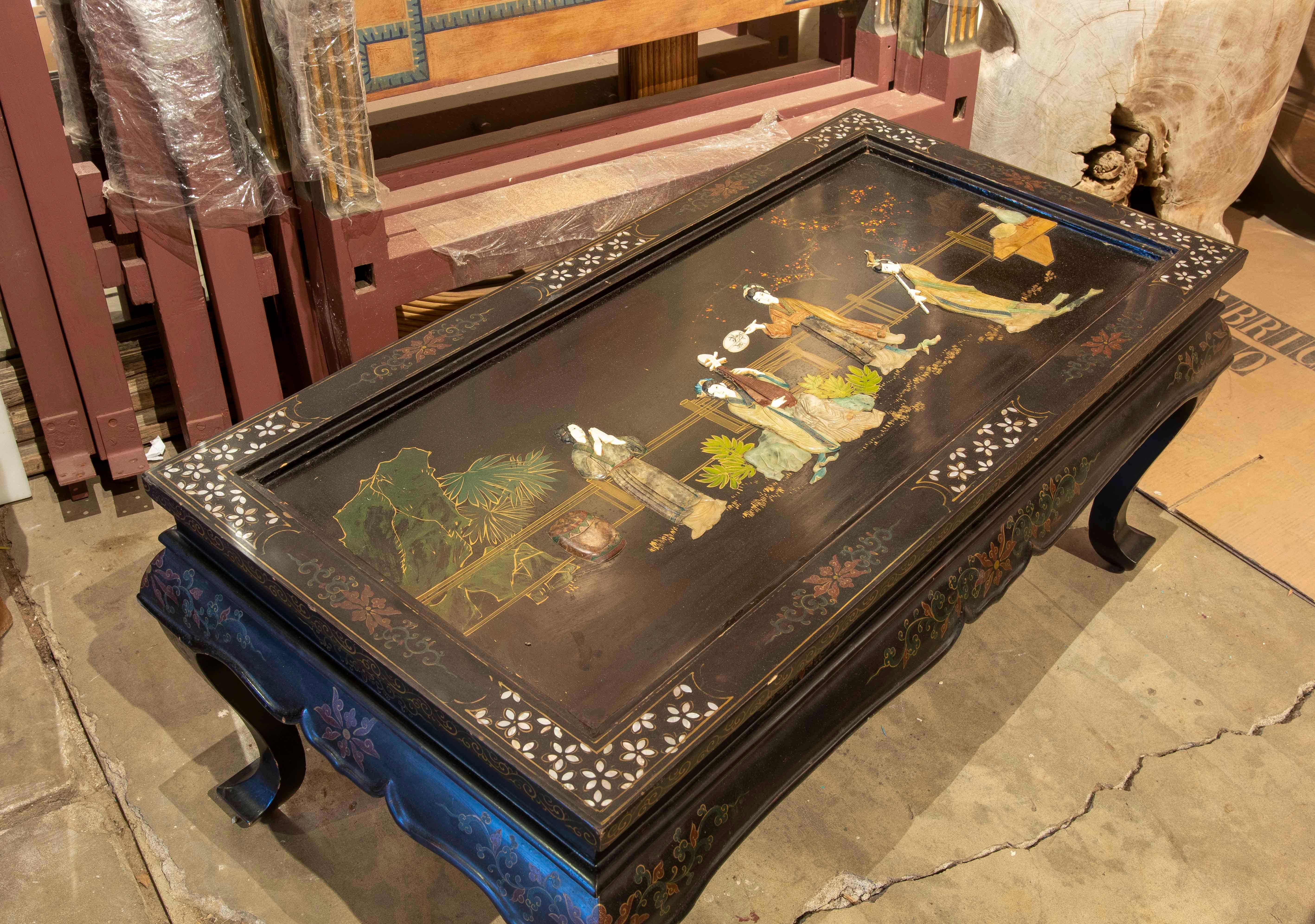 Oriental Coffee Table Lacquered in Black and Decoration of Characters with Stone In Good Condition For Sale In Marbella, ES