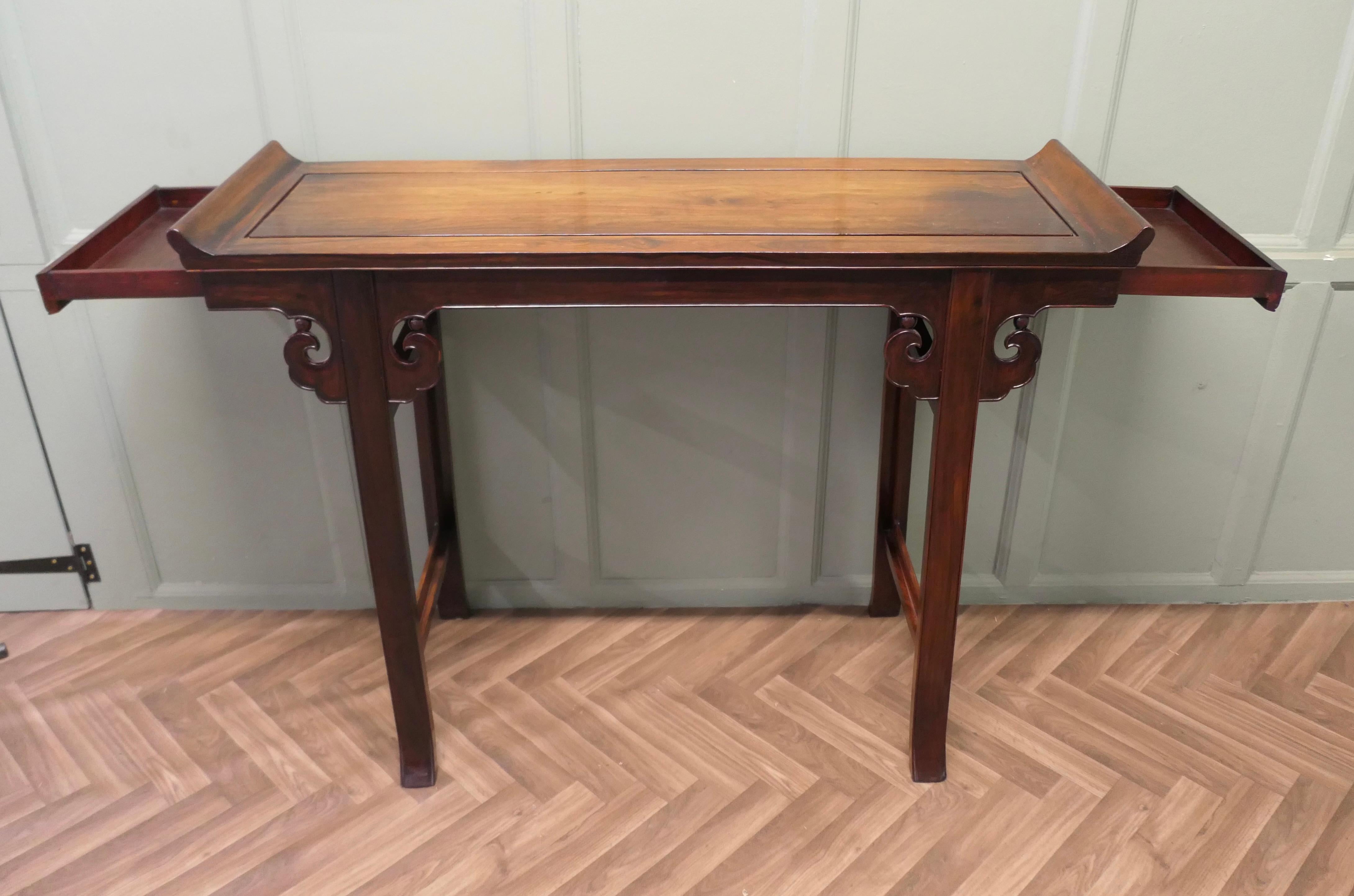 Orientalischer Konsolentisch    Dies ist ein sehr attraktiver langer Tisch (Chinoiserie) im Angebot
