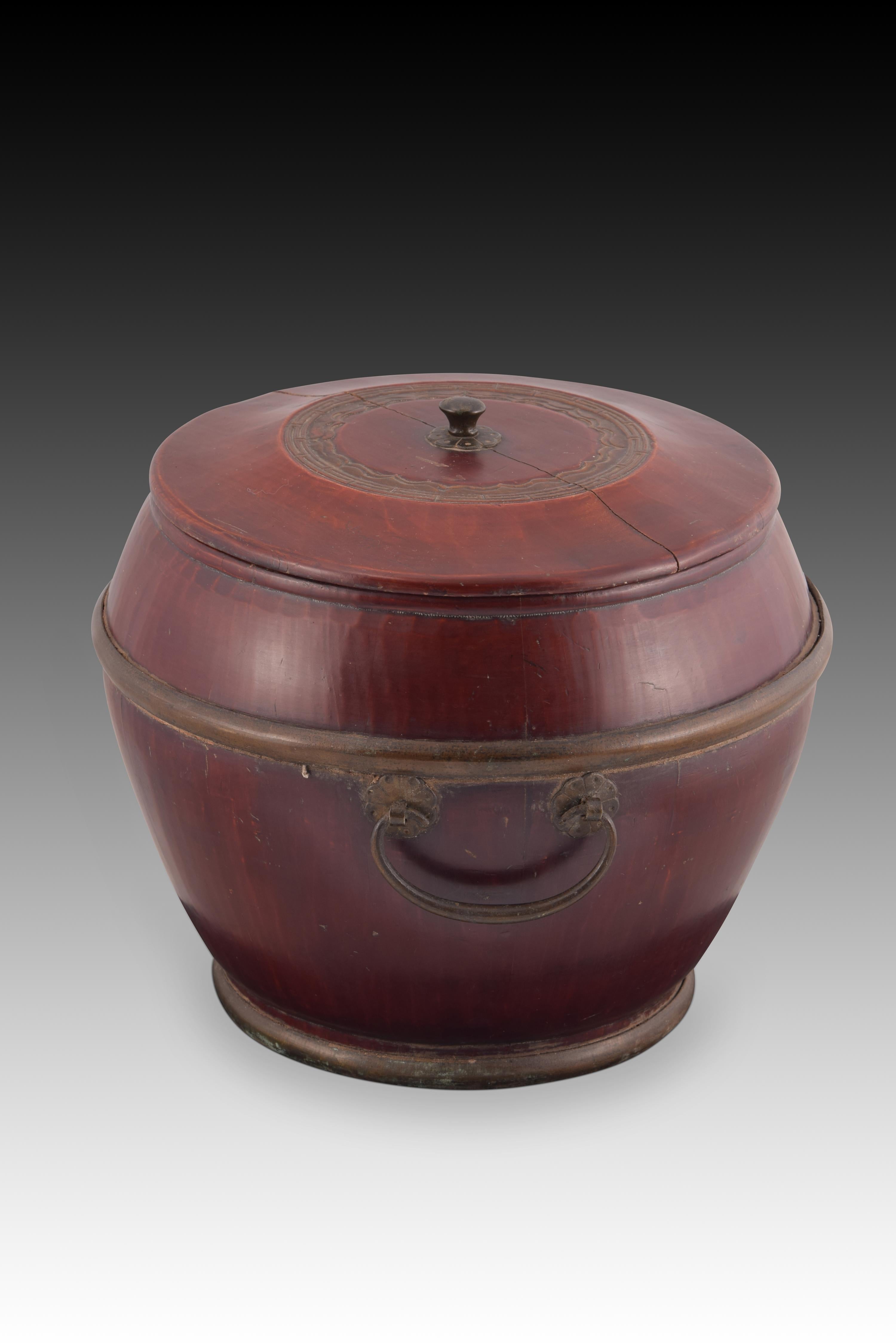 Oriental container for rice. Wood and metal. China, circa early 20th century. In Good Condition For Sale In Madrid, ES