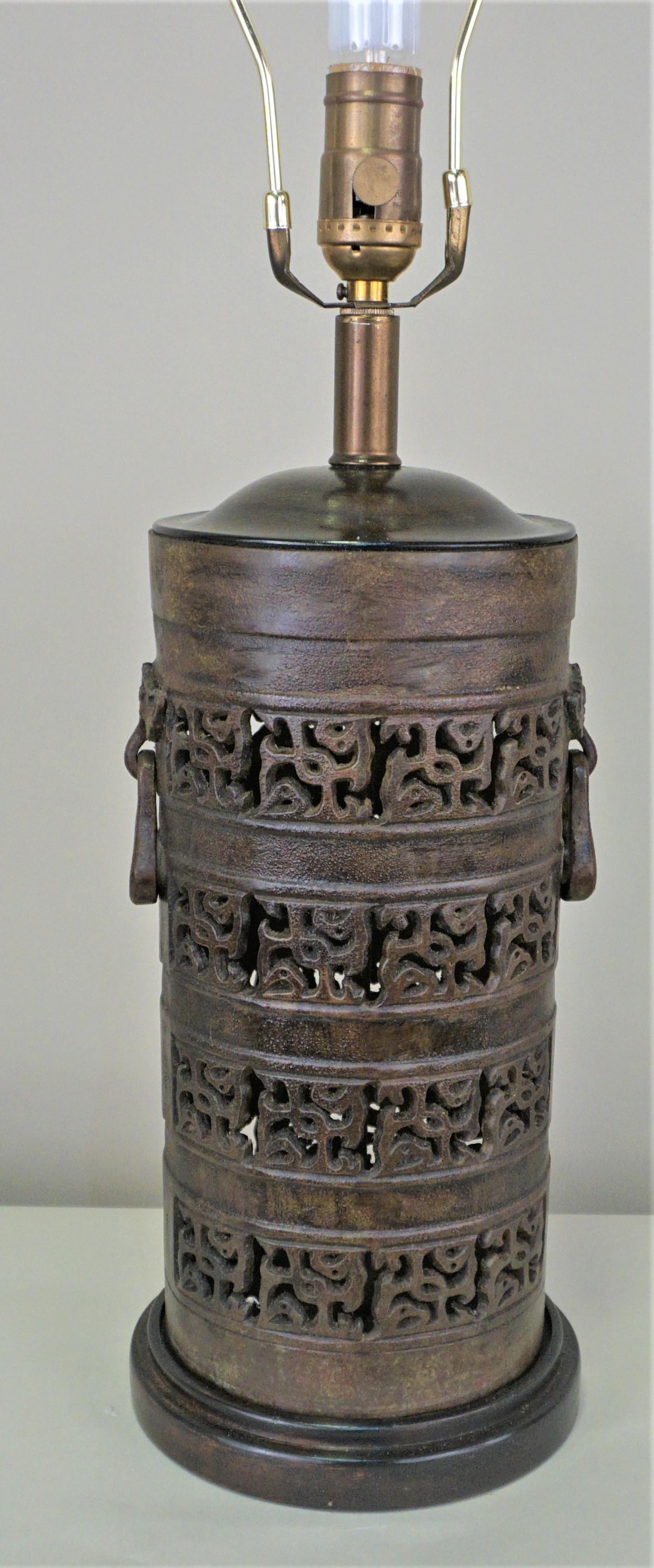 Oriental Cutout Bronze Table Lamp In Good Condition In Fairfax, VA