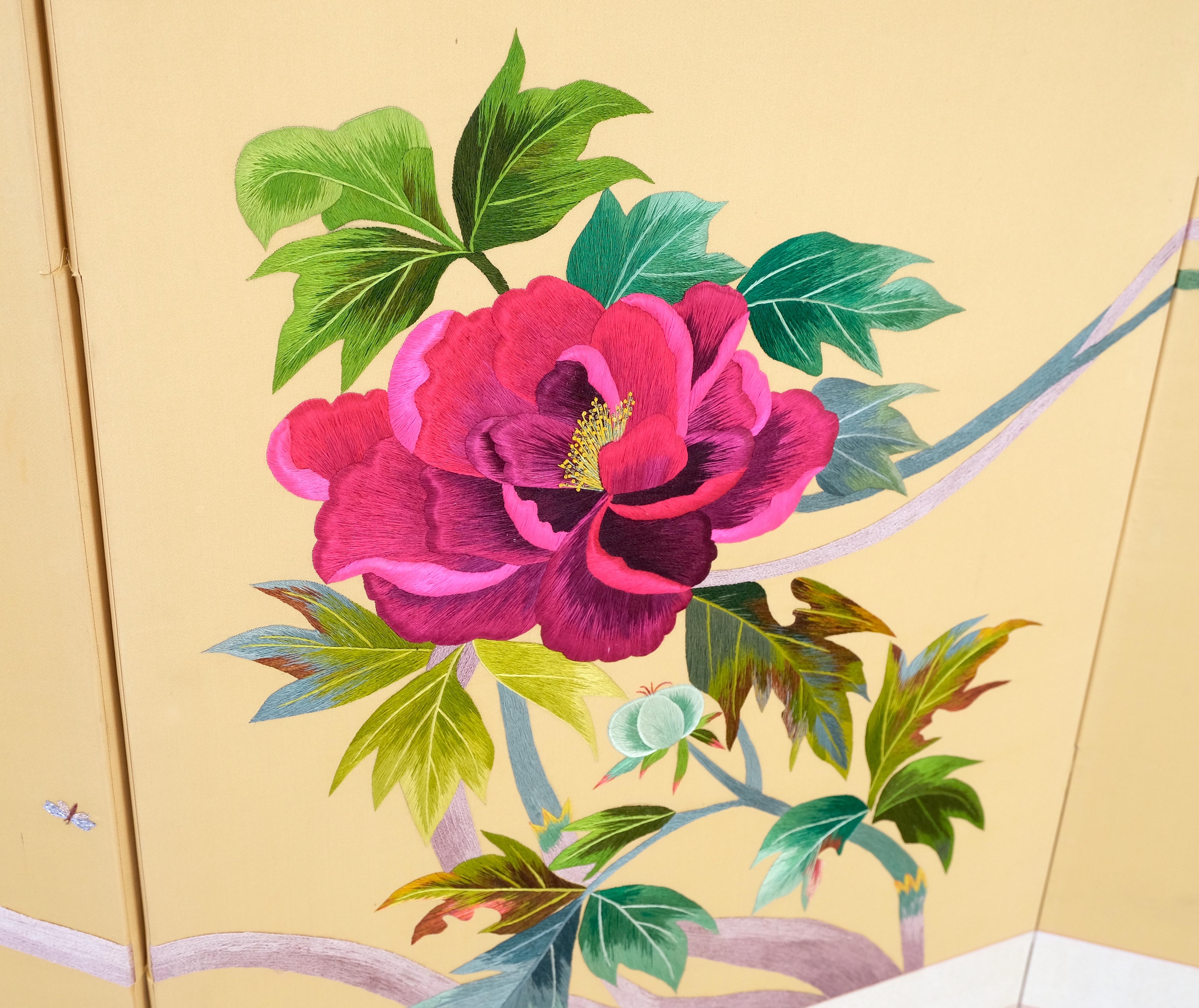 Écran de séparation de pièce décoratif oriental à 8 panneaux en soie avec broderie de scène de paon  en vente 4