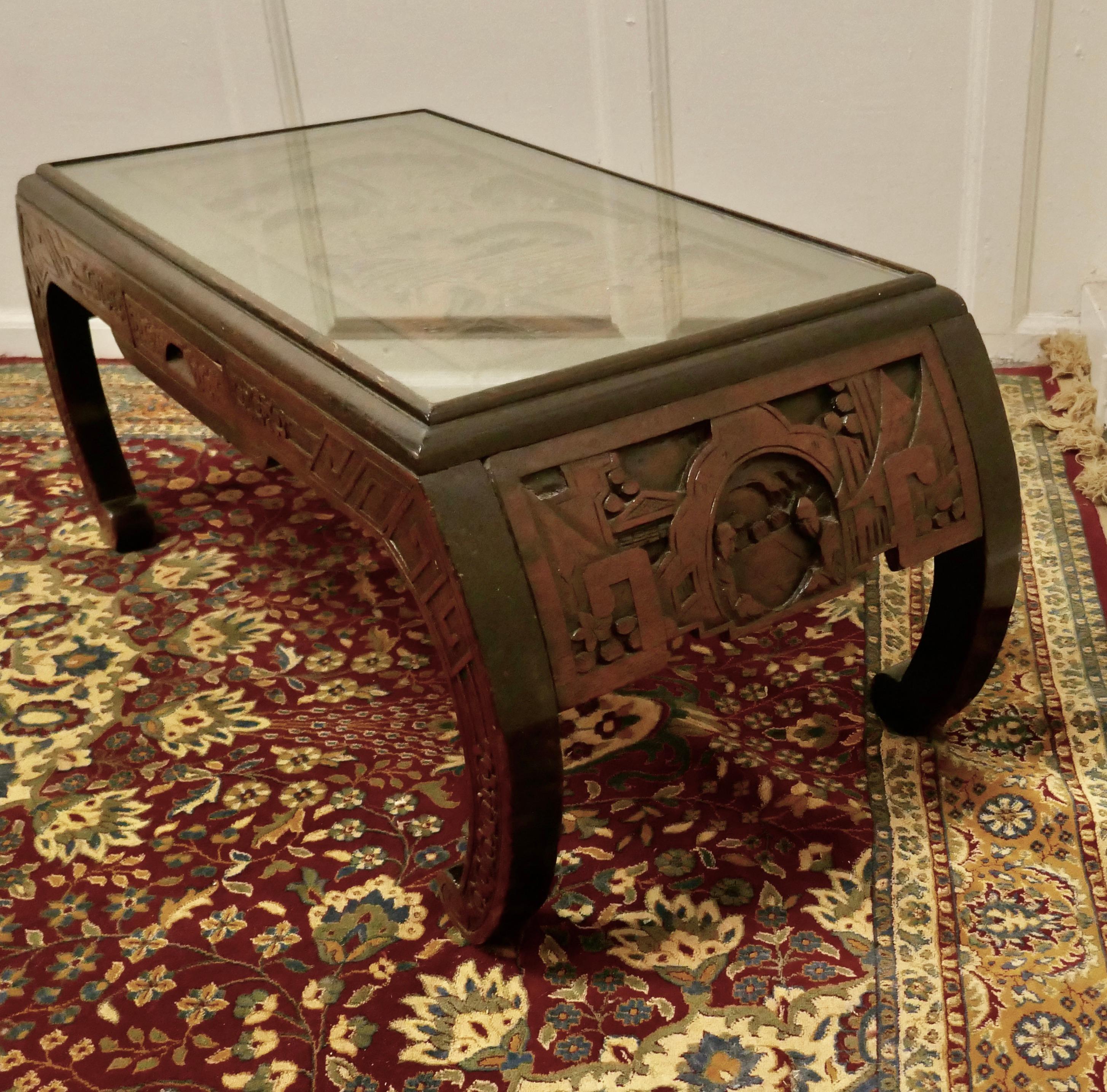 Orientalischer tief geschnitzter niedriger Tisch, Couchtisch im Zustand „Gut“ im Angebot in Chillerton, Isle of Wight