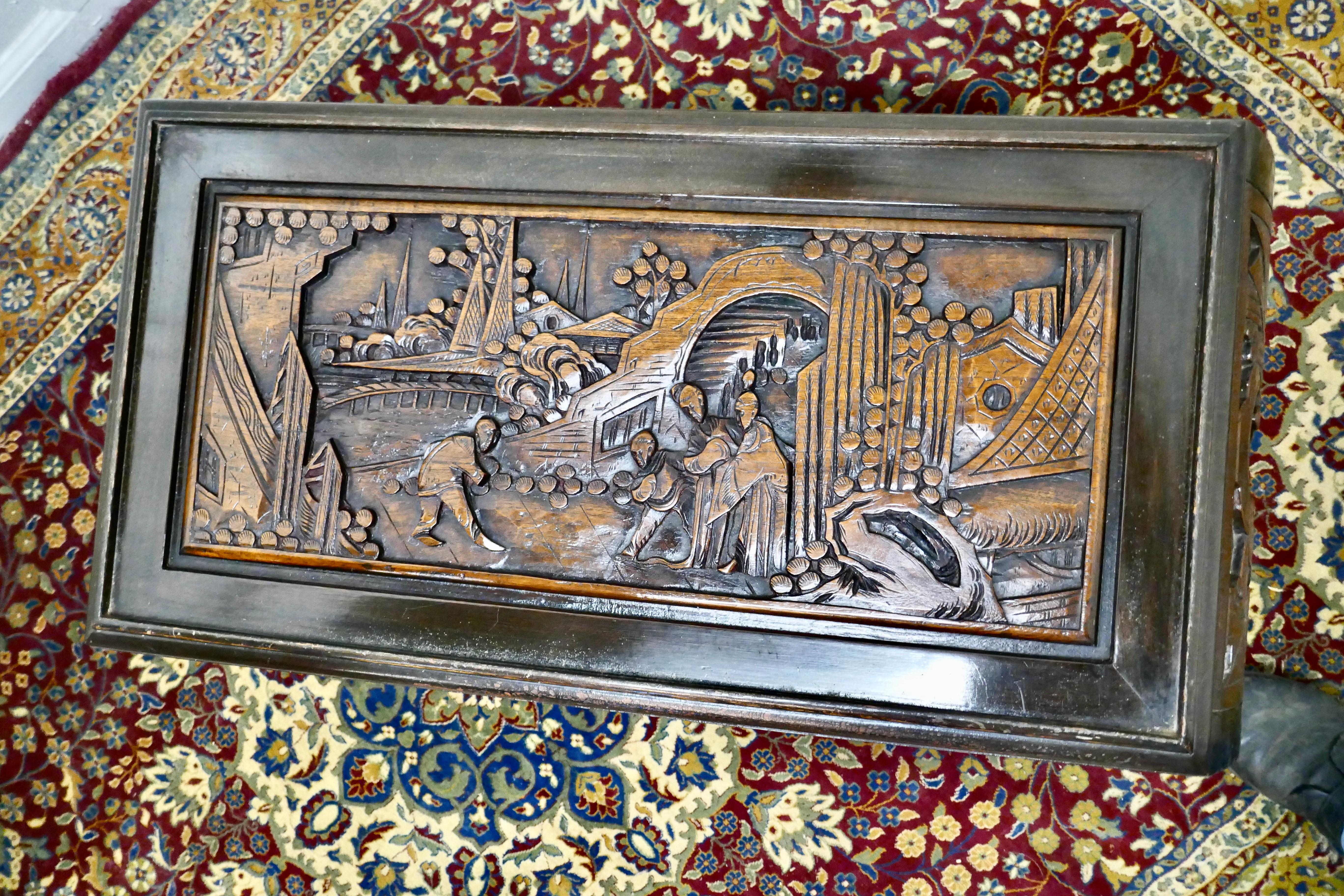 Orientalischer tief geschnitzter niedriger Tisch, Couchtisch (20. Jahrhundert) im Angebot