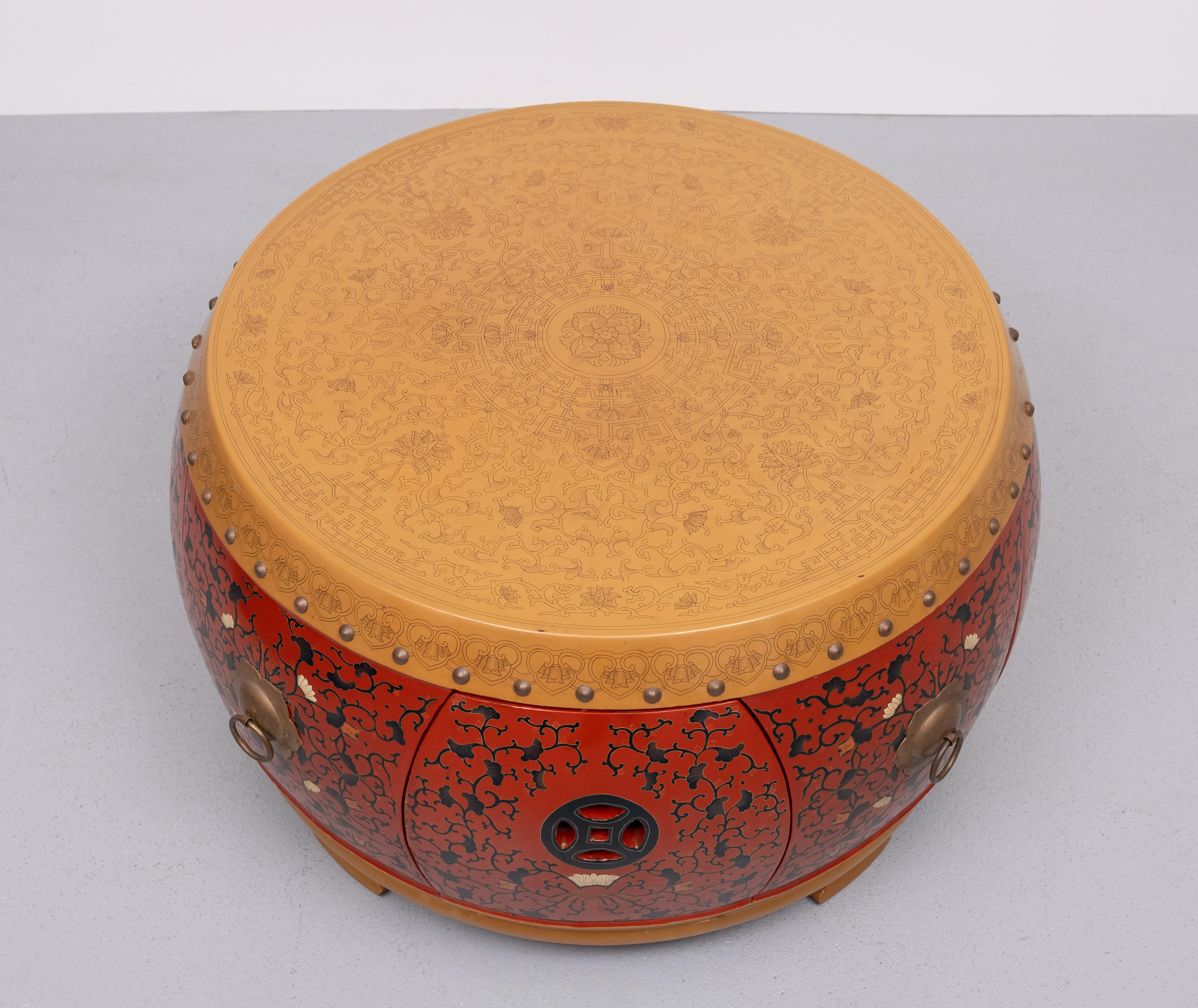 Oriental Drum Table with 4 little stools  1960s For Sale 4