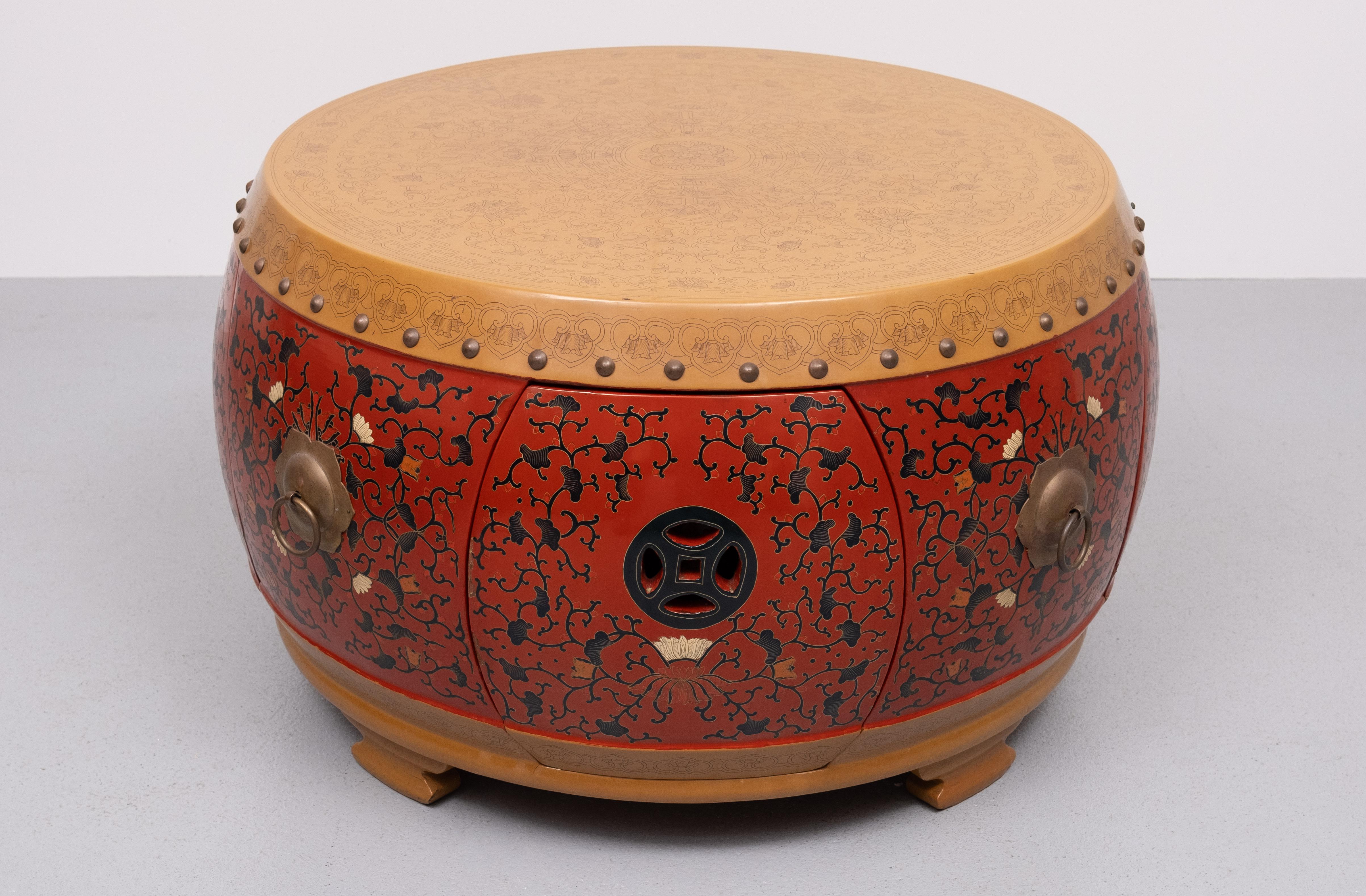 Oriental Drum Table with 4 little stools  1960s For Sale 5