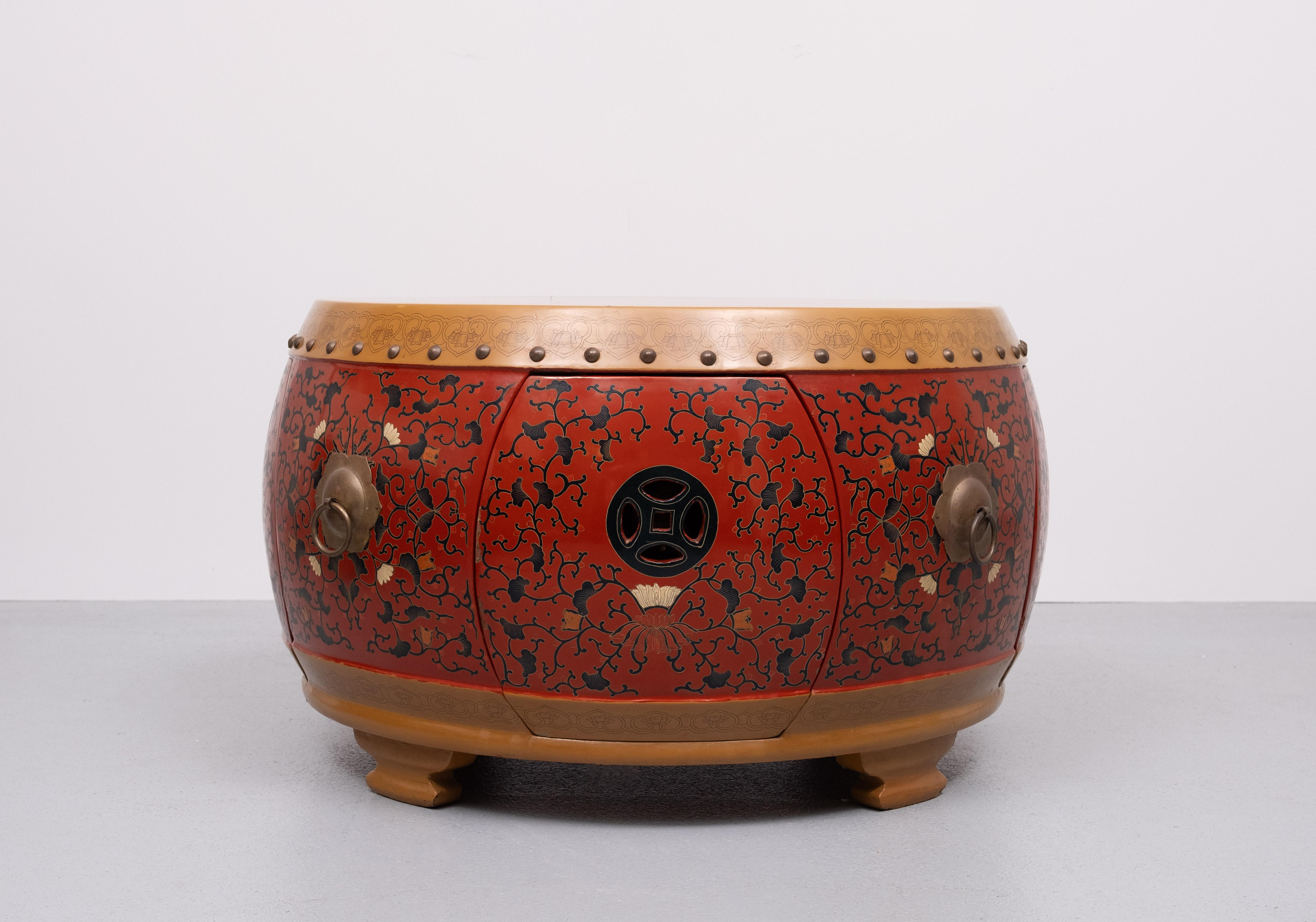 Oriental Drum Table with 4 little stools  1960s For Sale 6