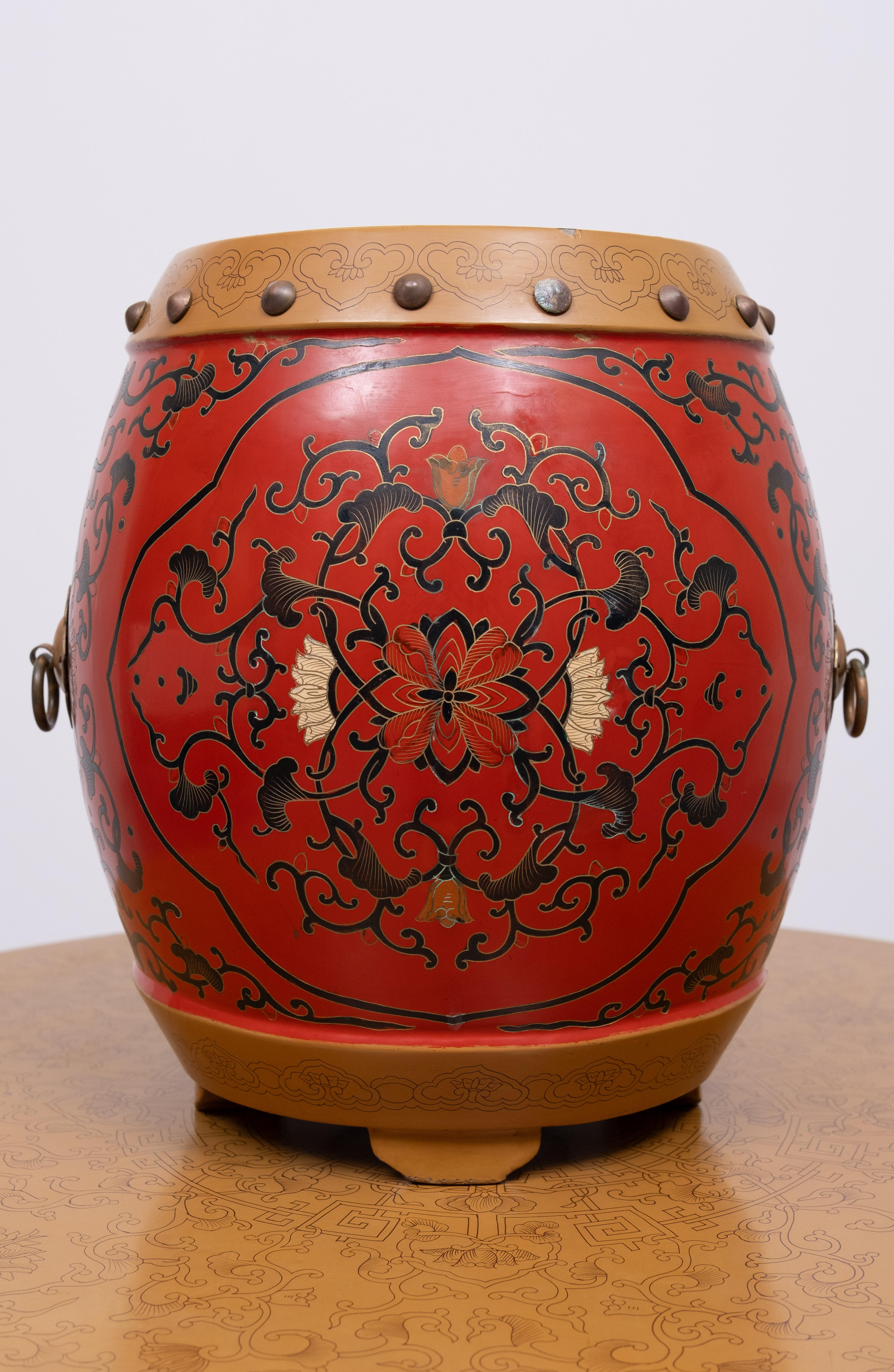 Oriental Drum Table with 4 little stools  1960s For Sale 7